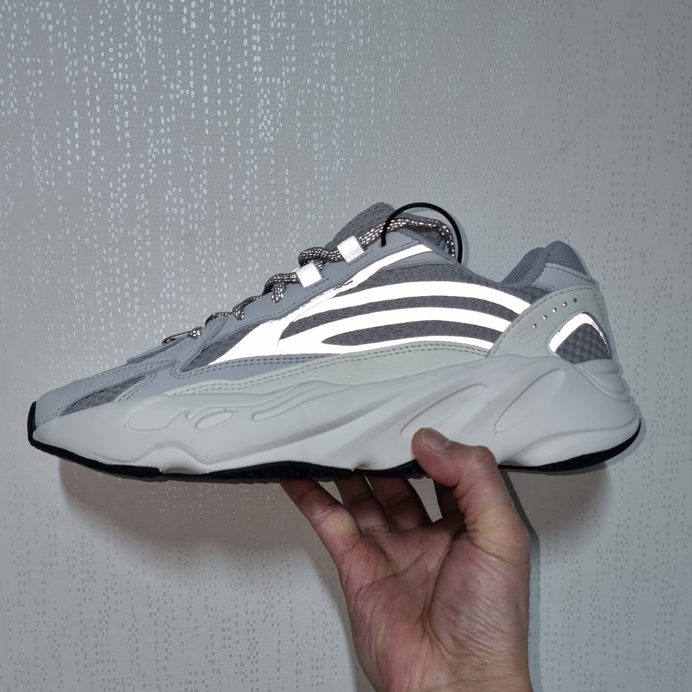 Adidas Yeezy Boost 700 V2 Static 2022 착용 스타일 - 2
