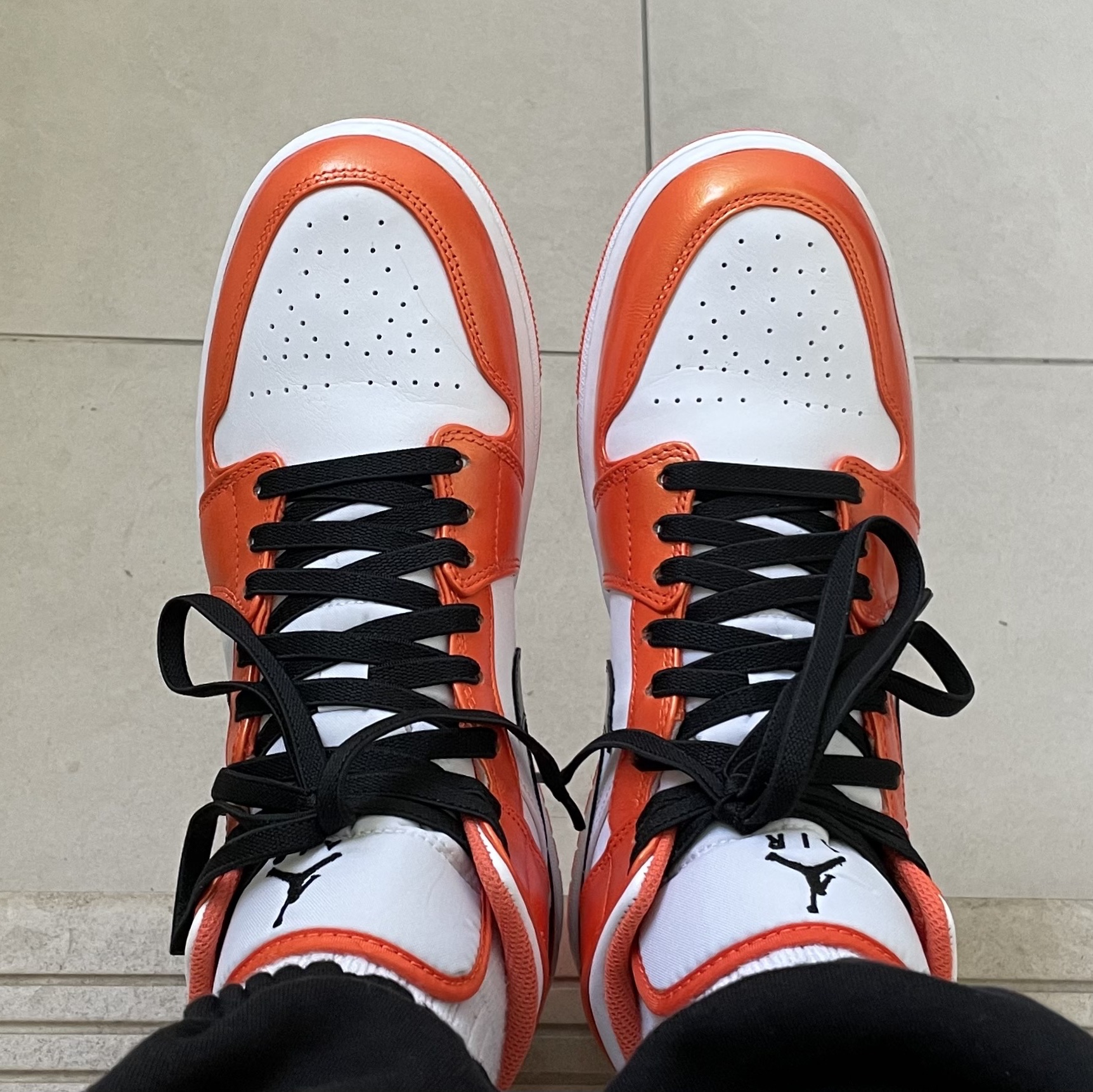Jordan 1 Mid SE Electro Orange 착용 스타일 - 2