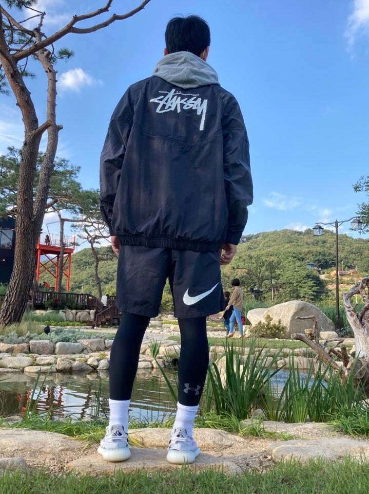 Nike x Stussy Windrunner Jacket Off Noir, Nike x Stussy Water Shorts Off Noir 착용 스타일