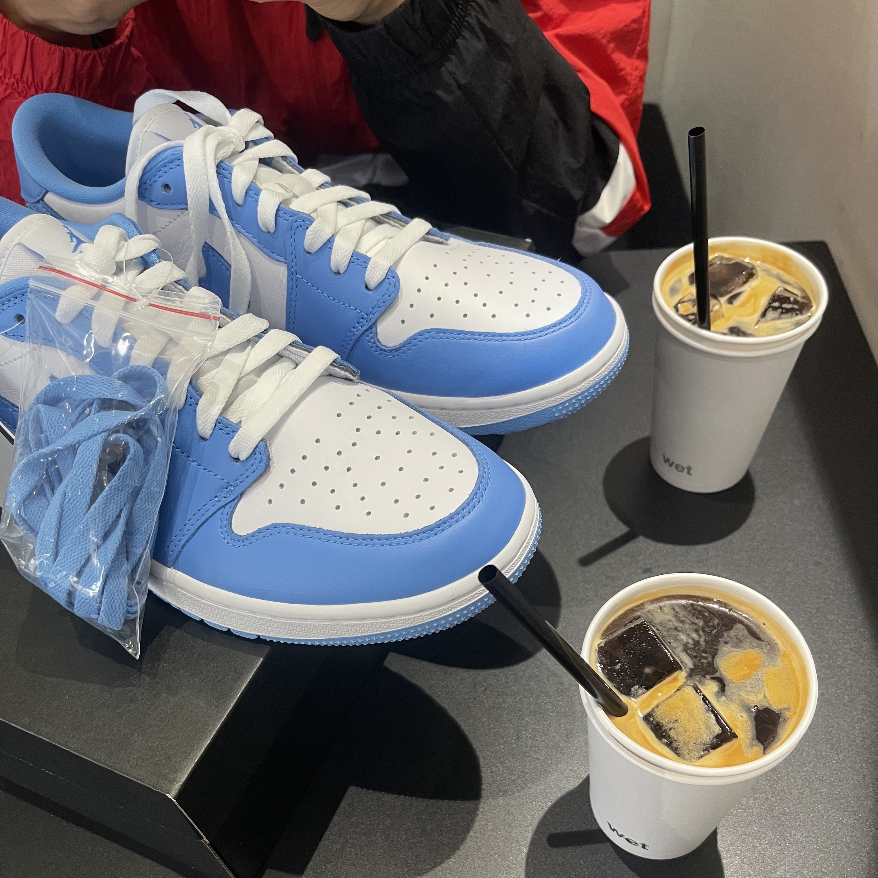 Jordan 1 Low Golf White and University Blue 착용 스타일