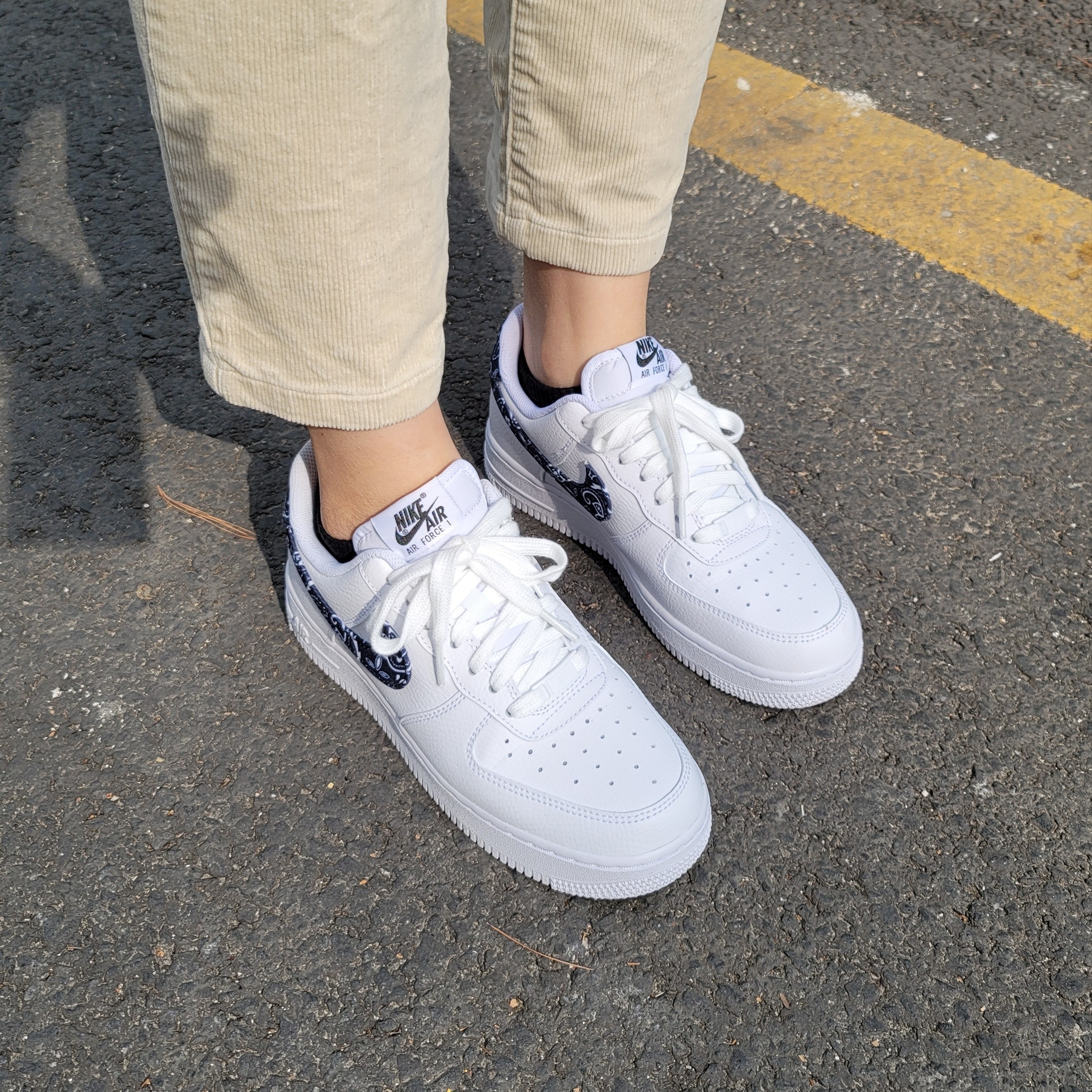 (W) Nike Air Force 1 '07 Essential Paisley Swoosh White Black 착용 스타일 - 3