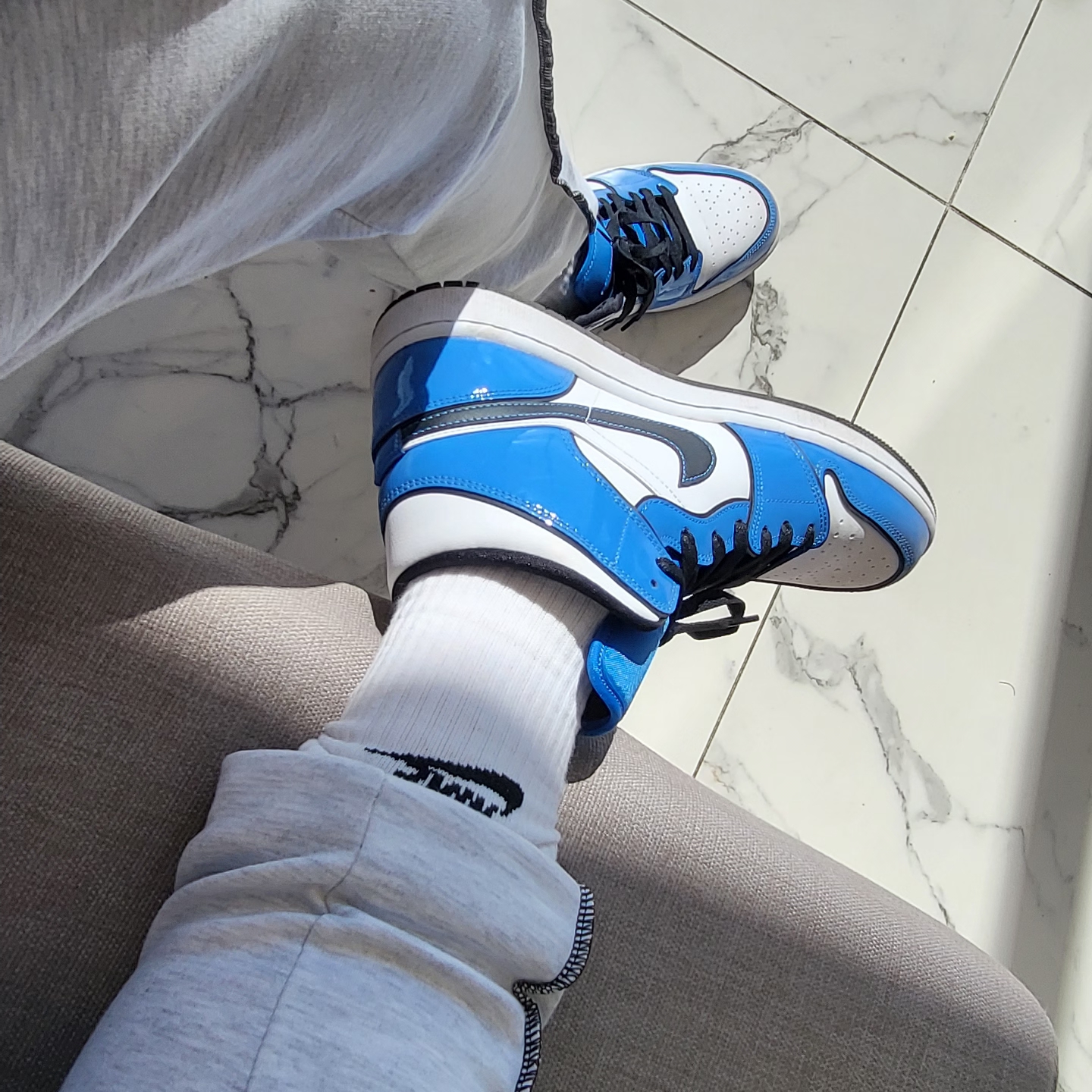 Jordan 1 Mid SE Signal Blue, Maison Margiela Bi-Fold Wallet Black 착용 스타일 - 1
