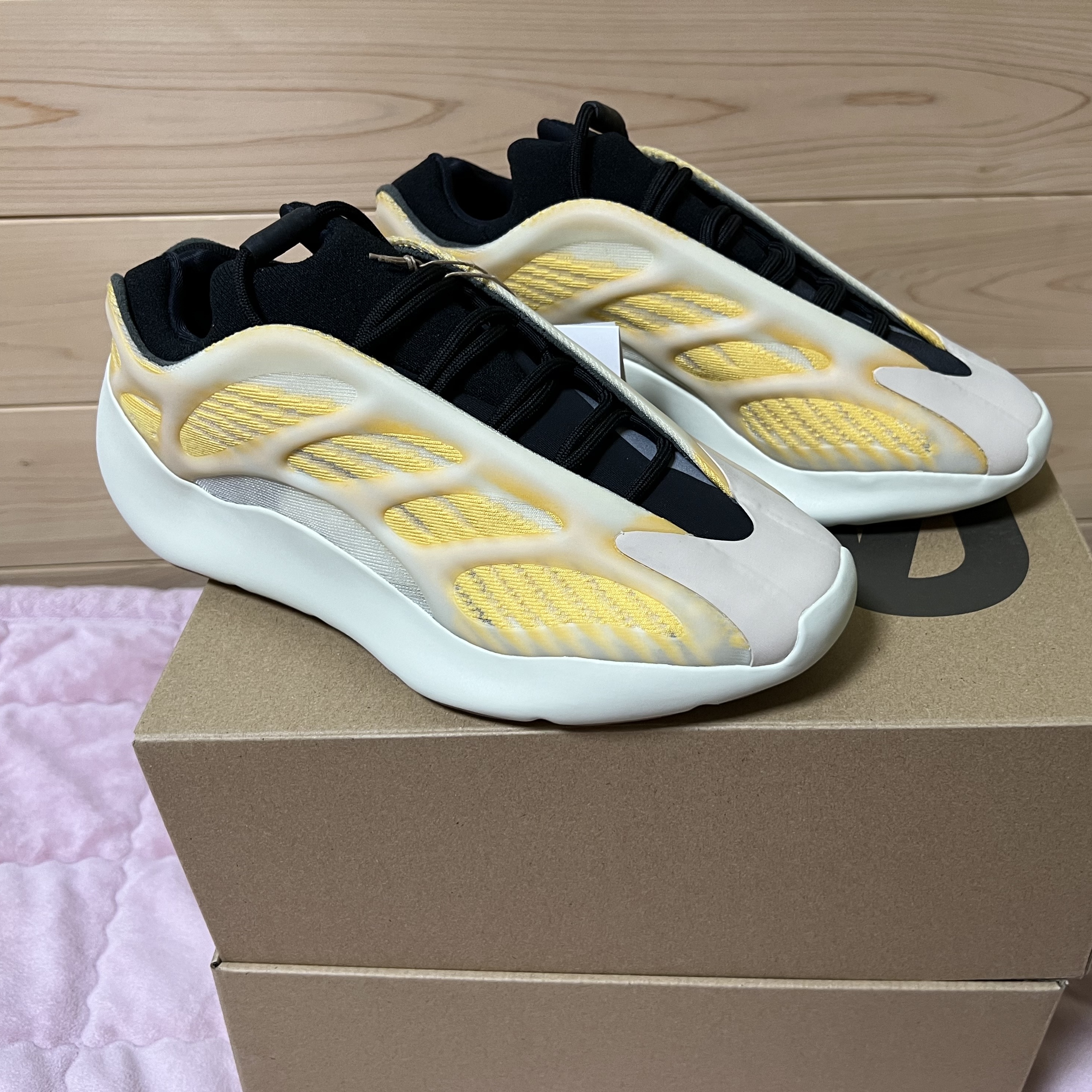 Adidas Yeezy 700 V3 Mono Safflower 착용 스타일 - 1