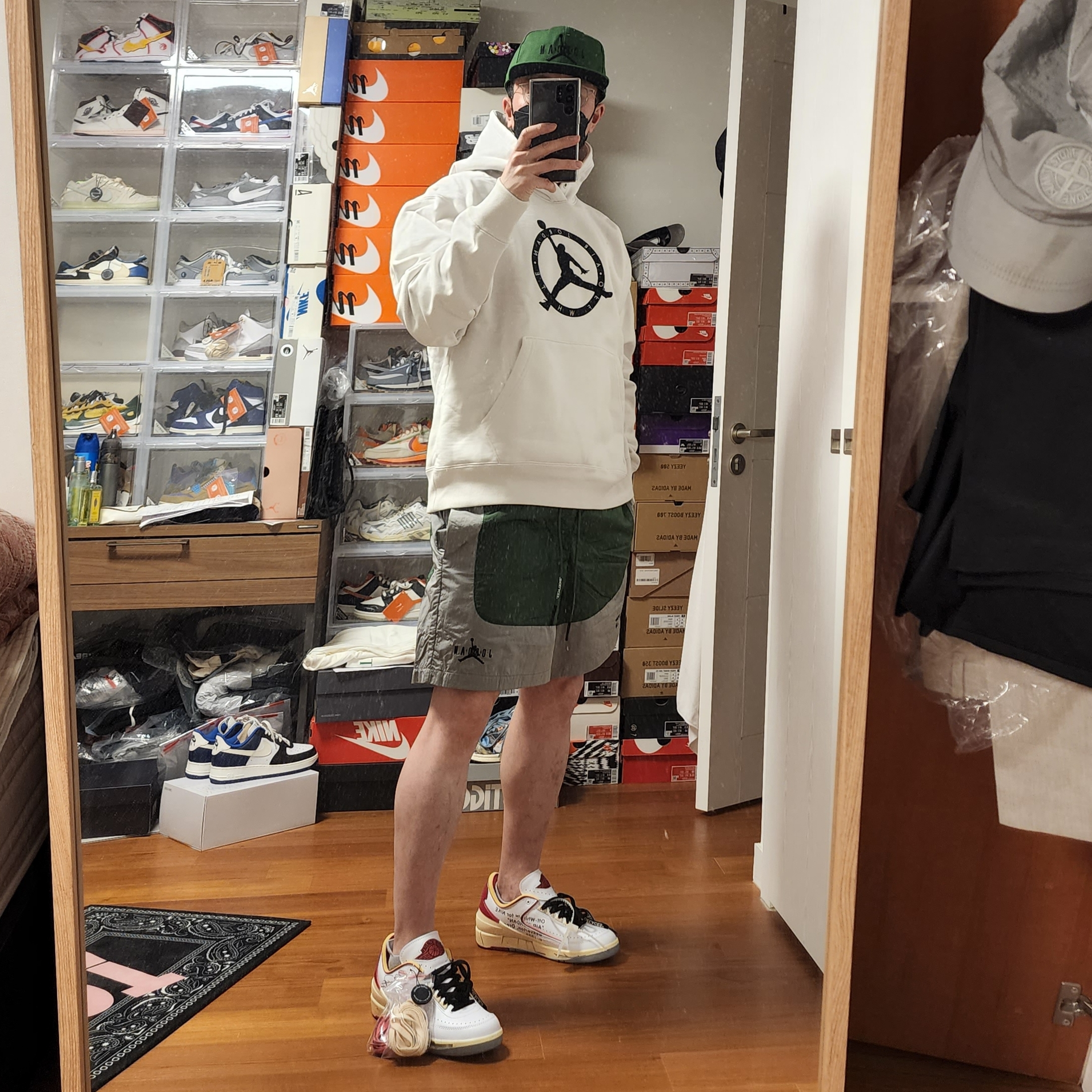 Jordan 2 x Off-White Retro Low SP White and Varsity Red, Jordan x Off-White Pro Jumpman Air Cap Forest Green 착용 스타일 - 1