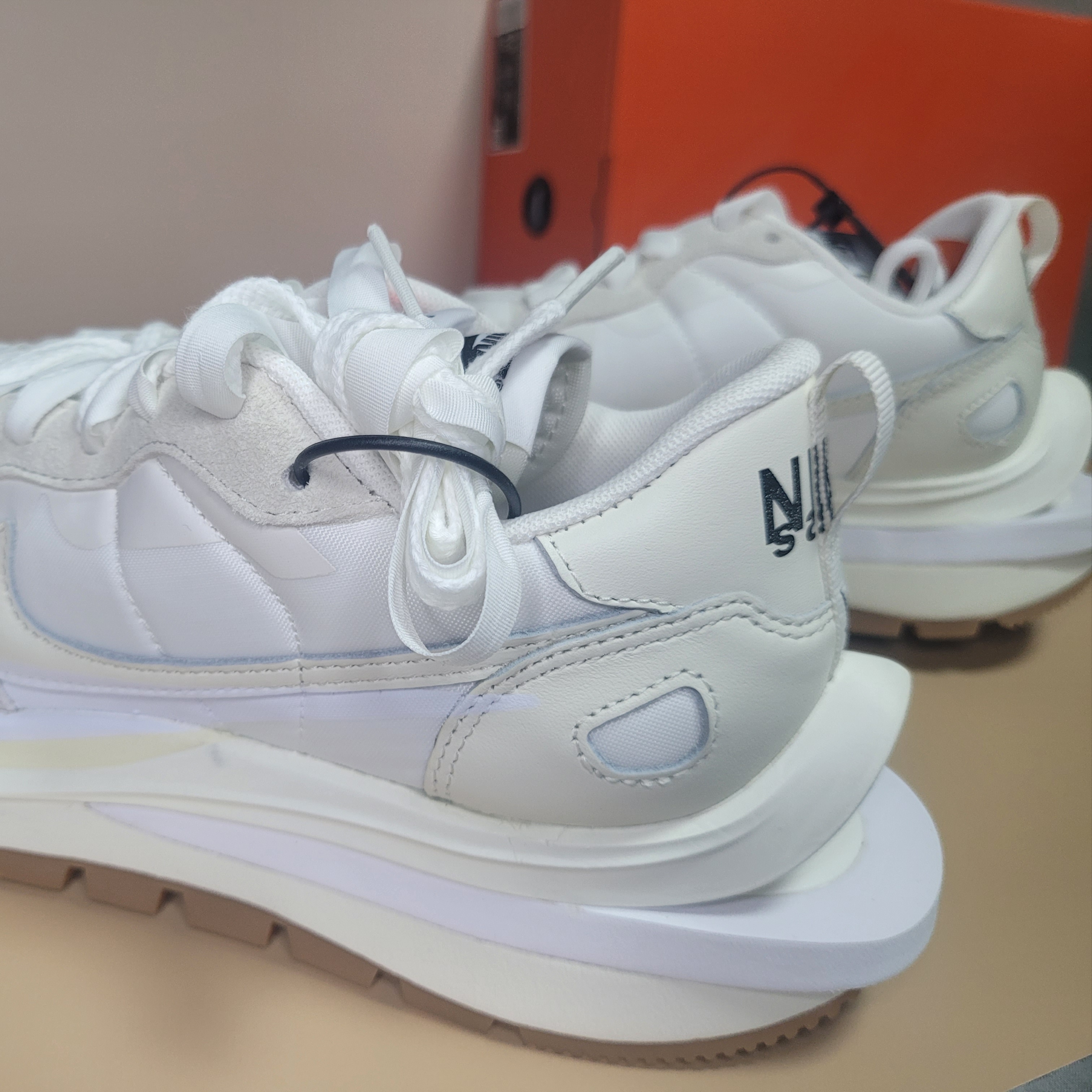 Nike x Sacai VaporWaffle White and Gum 착용 스타일 - 4