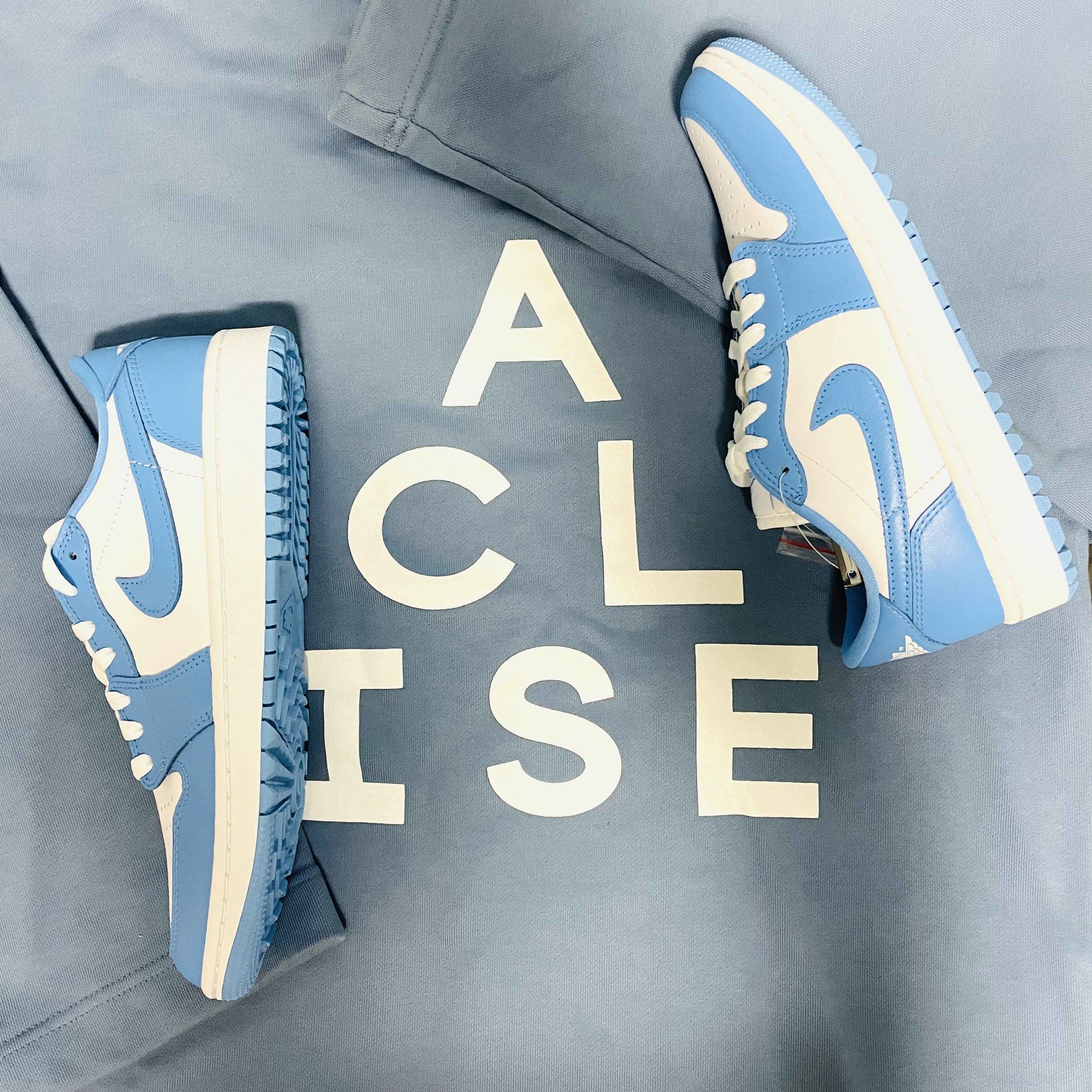 Jordan 1 Low Golf White and University Blue, Jordan 1 Retro High OG University Blue 착용 스타일 - 1