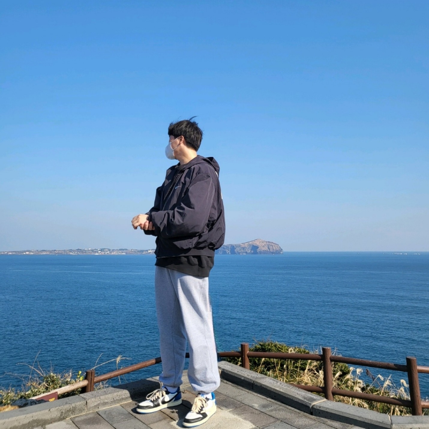 Nike x Fear of God Bomber Hooded Jacket Black, Jordan 1 x Travis Scott x Fragment Retro Low OG SP Military Blue 착용 스타일