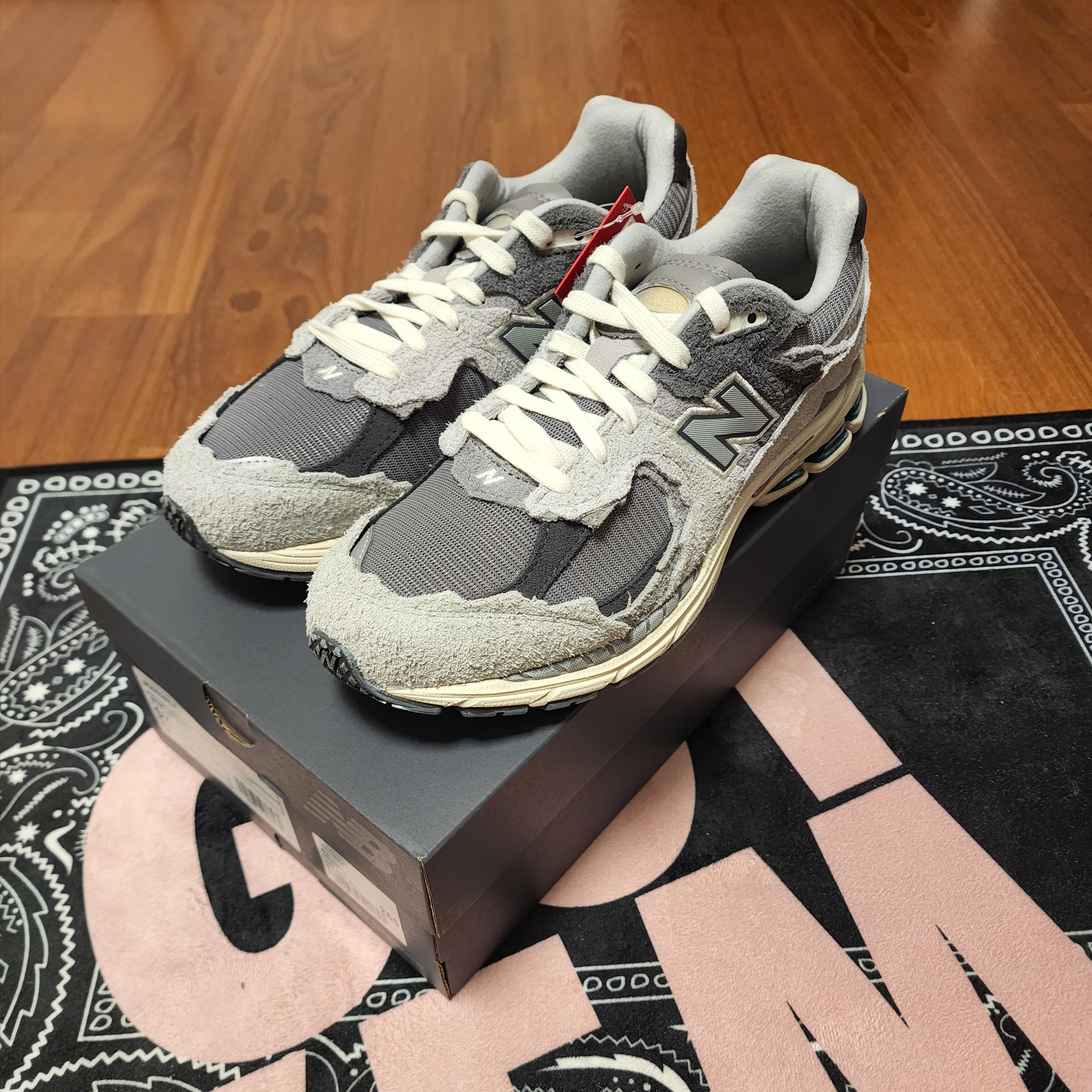 New Balance 2002R Protection Pack Rain Cloud 착용 스타일 - 2