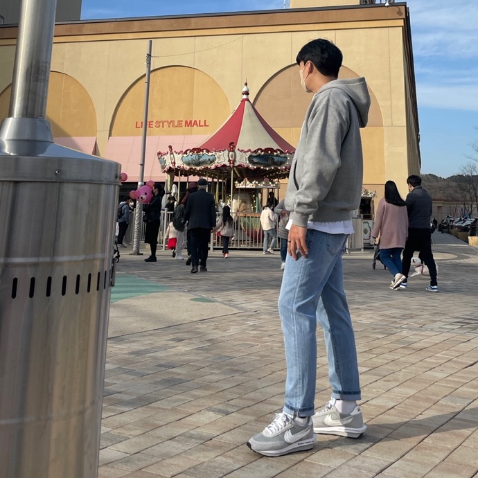 Nike NRG Solo Swoosh Fleece Hoodie Dark Grey Heather - US/EU, Nike x Sacai x Fragment LDWaffle Light Smoke Grey 착용 스타일 - 2