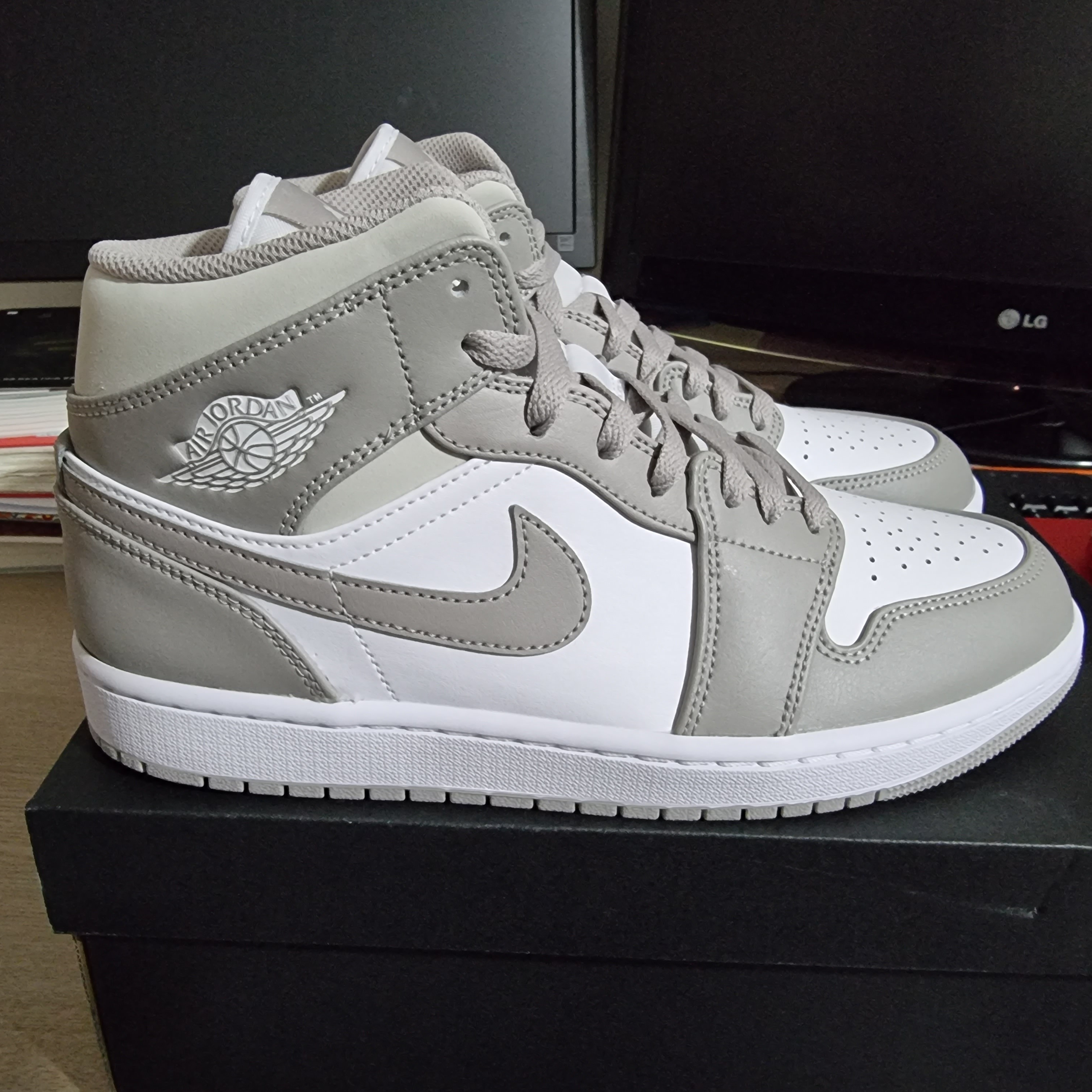Jordan 1 Mid College Grey 착용 스타일