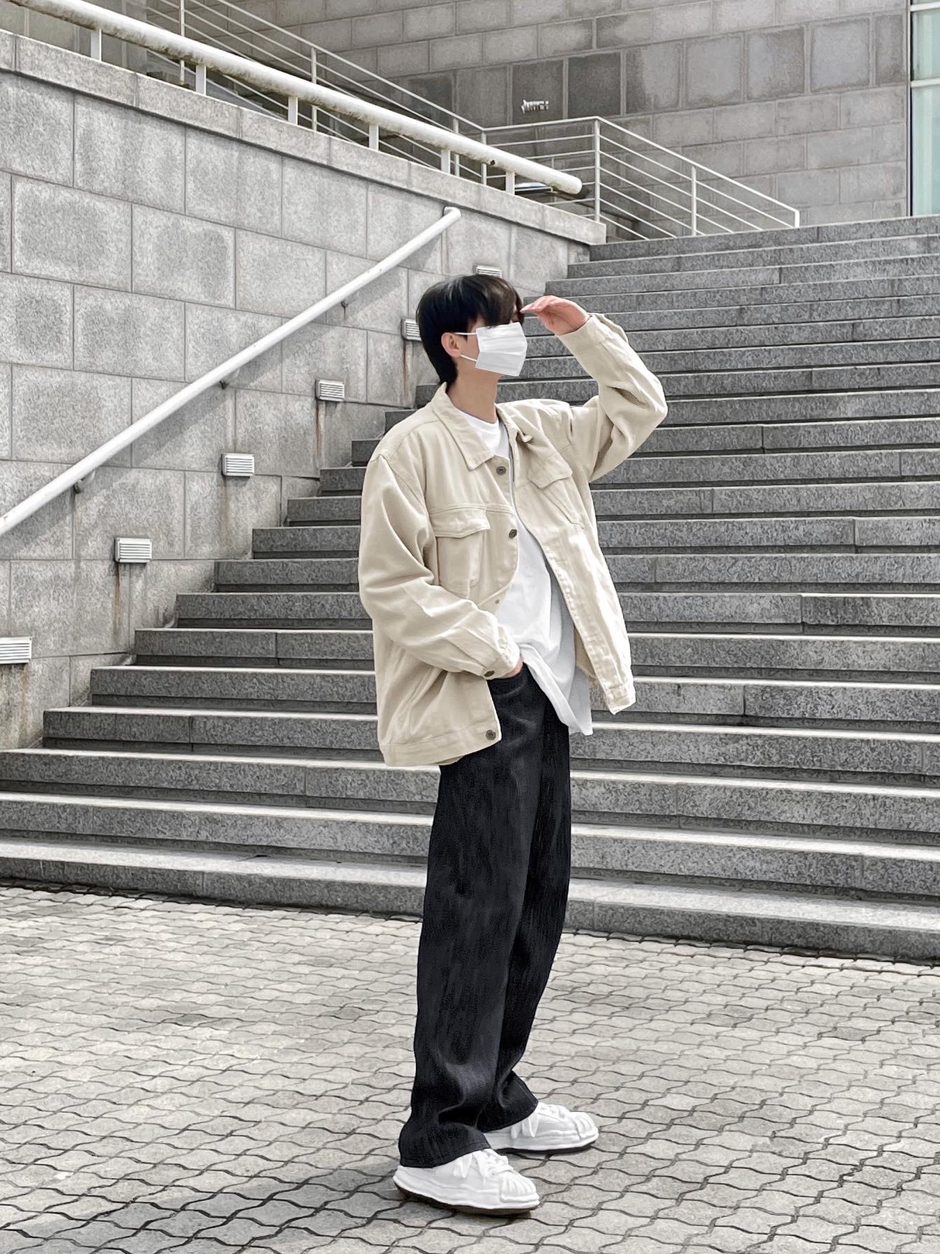 Maison Mihara Yasuhiro Blakey OG Sole Leather Low-top Sneakers White 착용 스타일 - 2