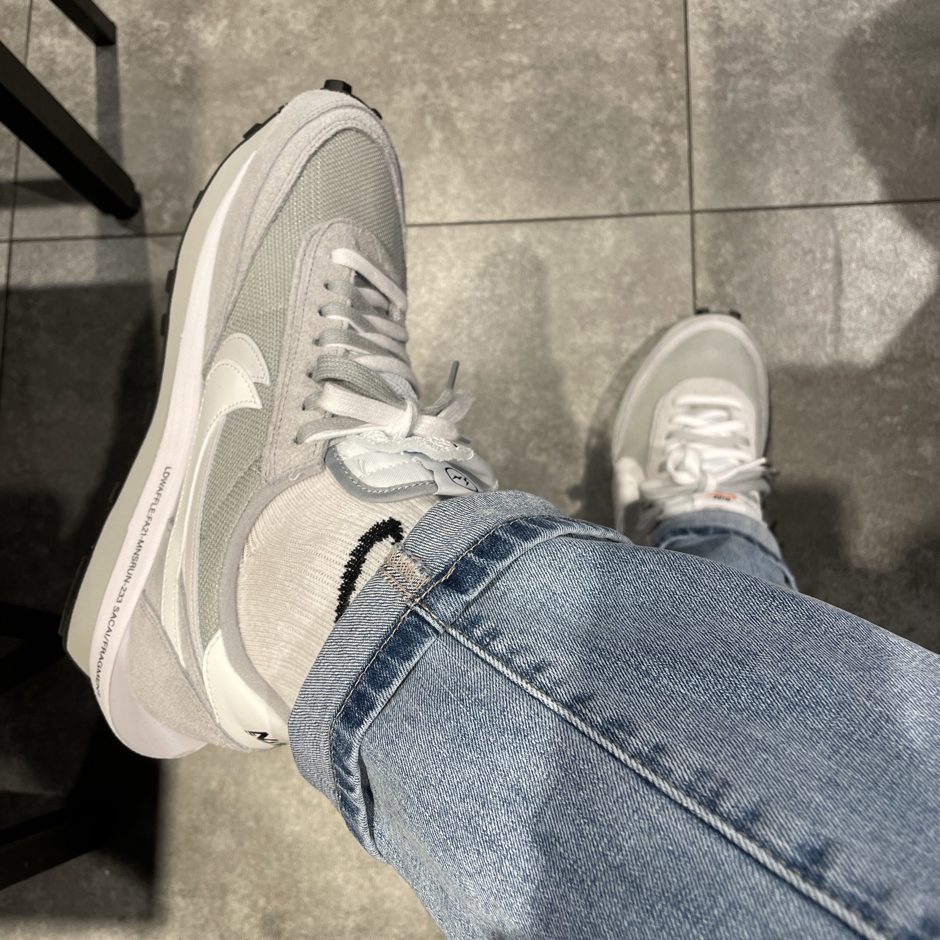 Nike NRG Solo Swoosh Fleece Hoodie Dark Grey Heather - US/EU, Nike x Sacai x Fragment LDWaffle Light Smoke Grey 착용 스타일 - 3