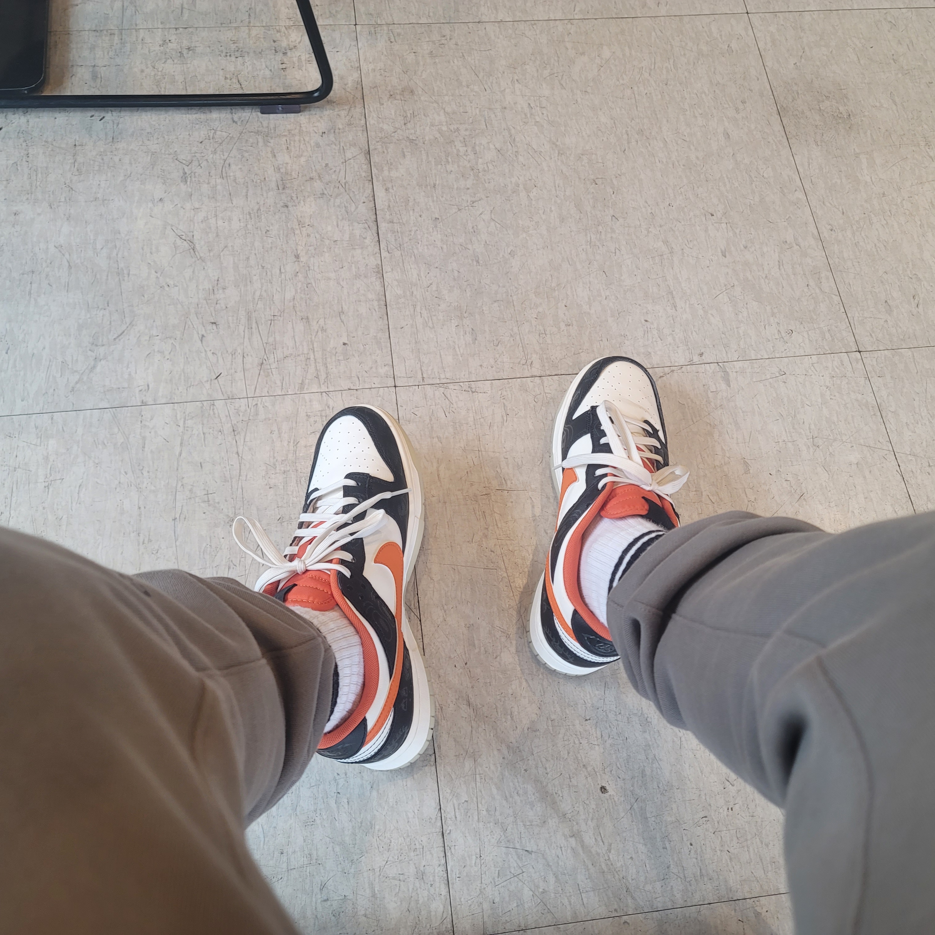 Nike Dunk Low Retro PRM Halloween, Essentials Sweatpants Cement - 20FW 착용 스타일