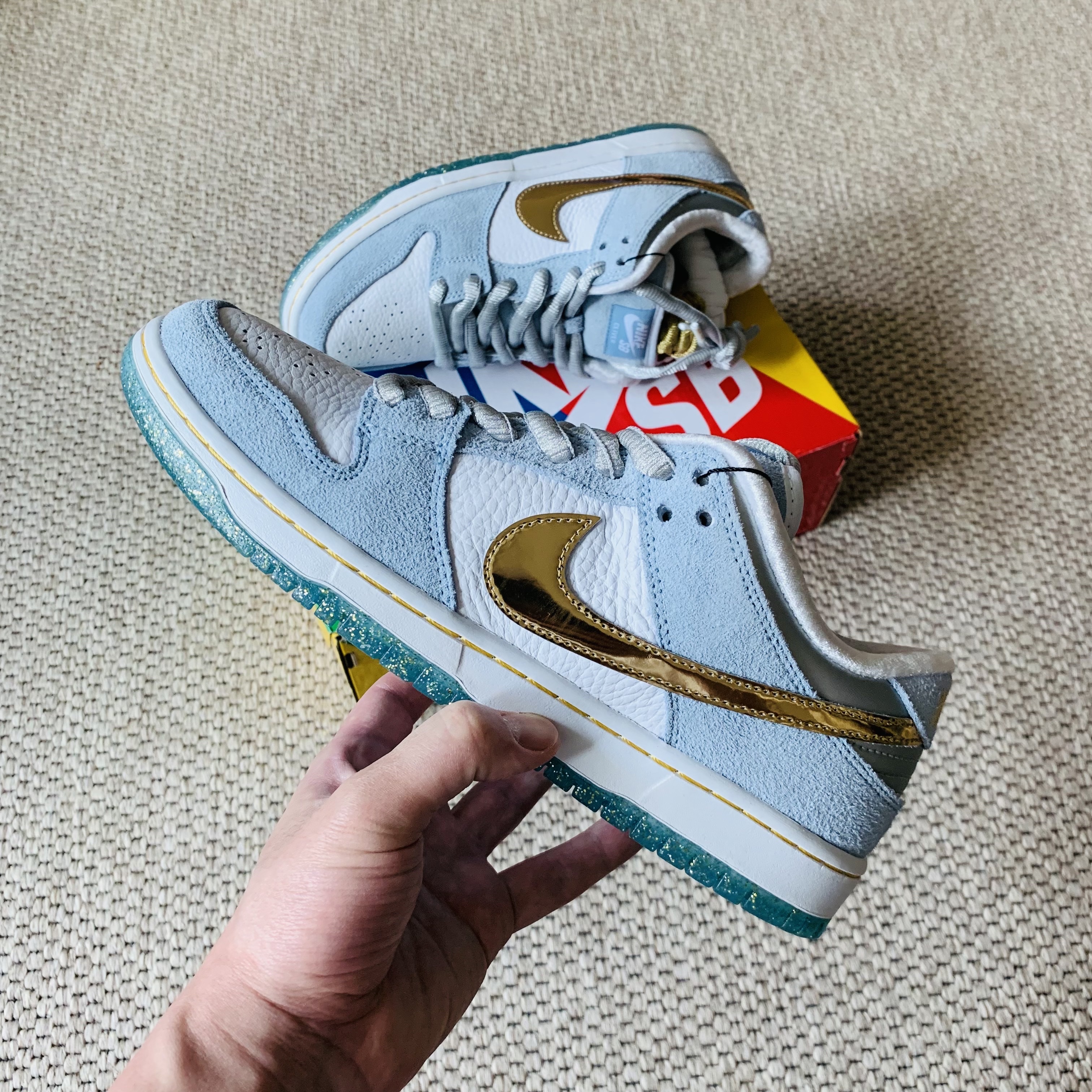 Nike x Sean Cliver SB Dunk Low Holiday Special, Nike Air Force 1 '07 Low White 착용 스타일 - 3