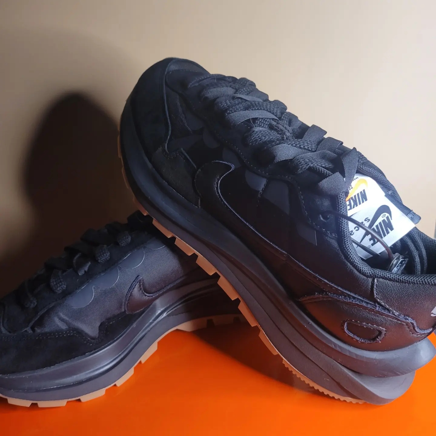 Nike x Sacai VaporWaffle Black and Gum 착용 스타일 - 1