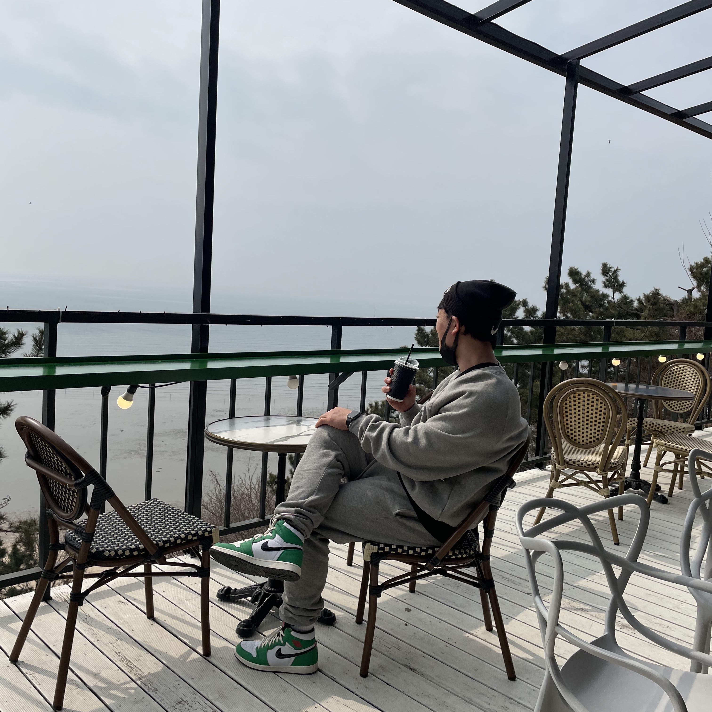 (W) Jordan 1 Retro High OG Lucky Green, Essentials The Core Collection Sweatpants Heather Oatmeal 착용 스타일