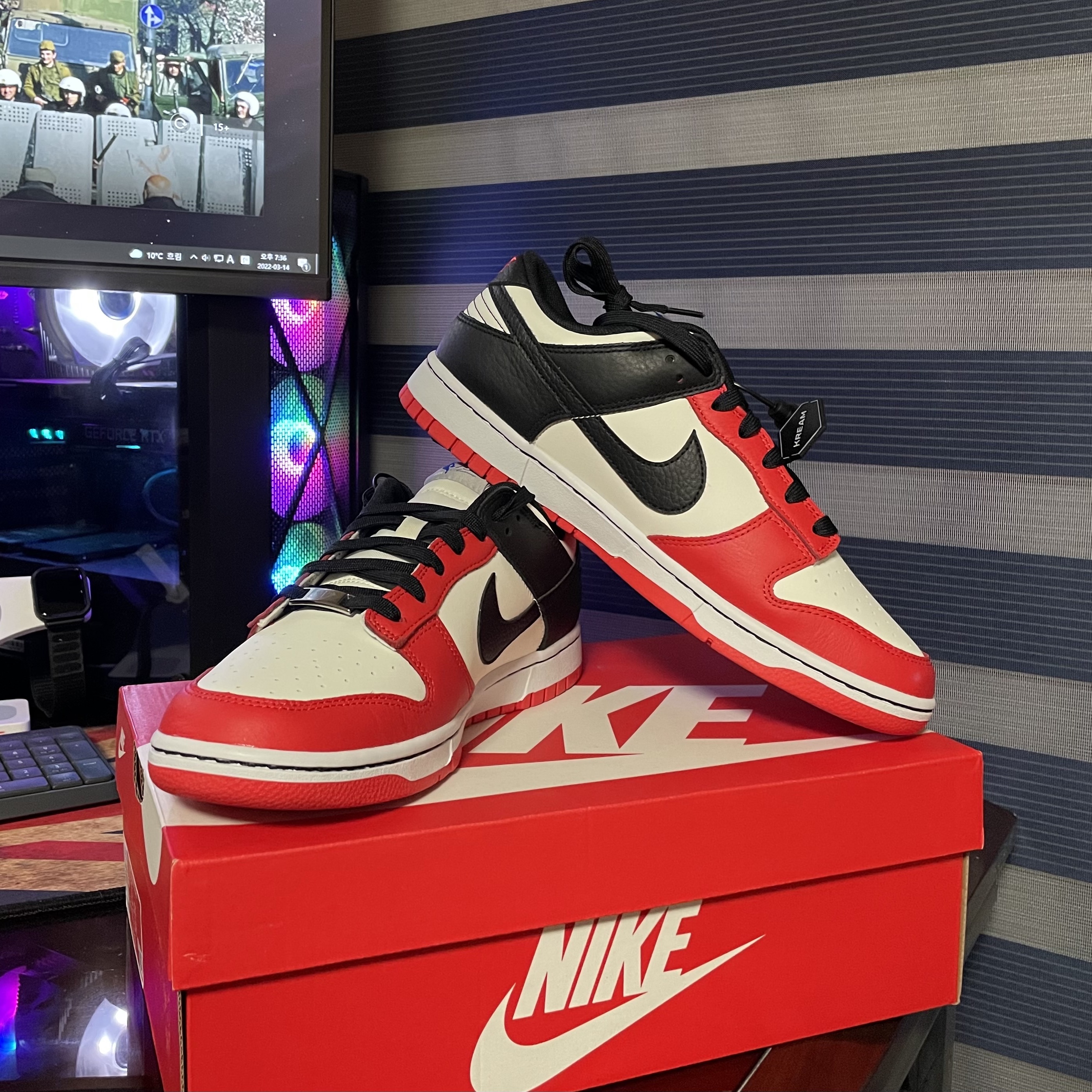 Nike x NBA Dunk Low Retro EMB Black and Chile Red 착용 스타일 - 4
