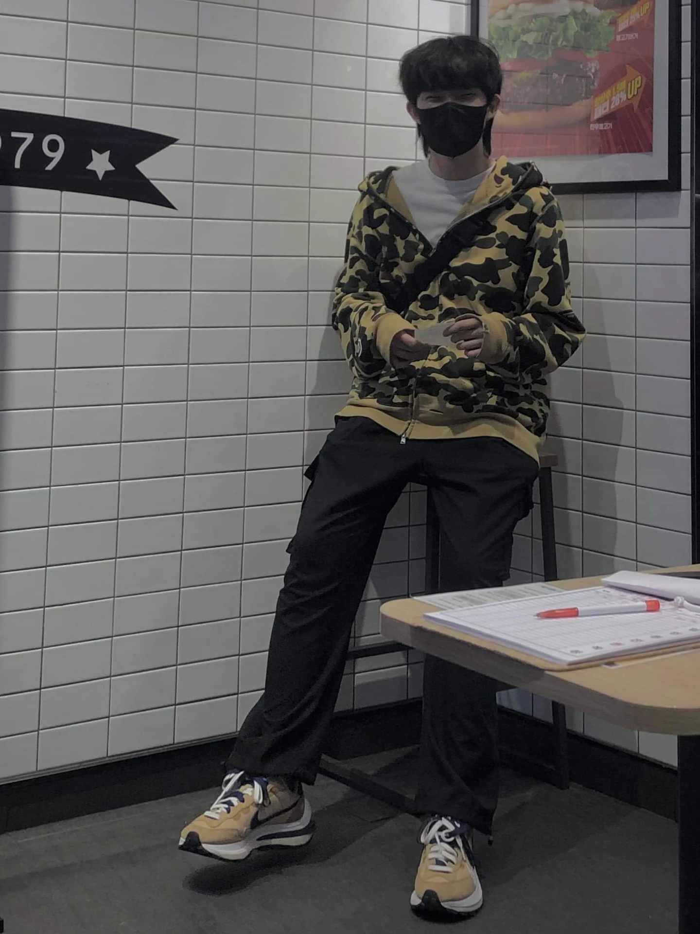 Nike x Sacai VaporWaffle Sesame and Blue Void 착용 스타일