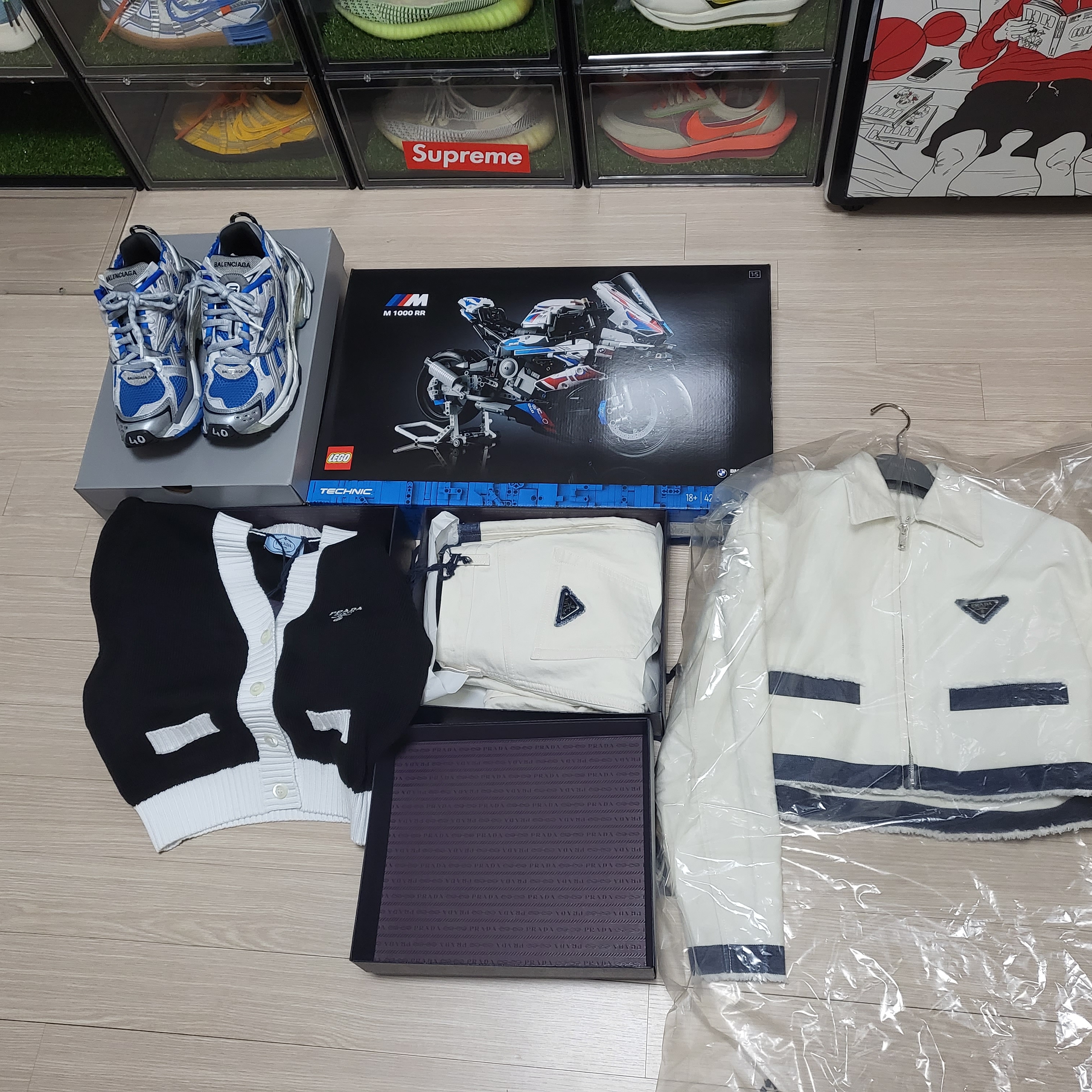 Balenciaga Runner Sneakers Blue White 착용 스타일 - 1