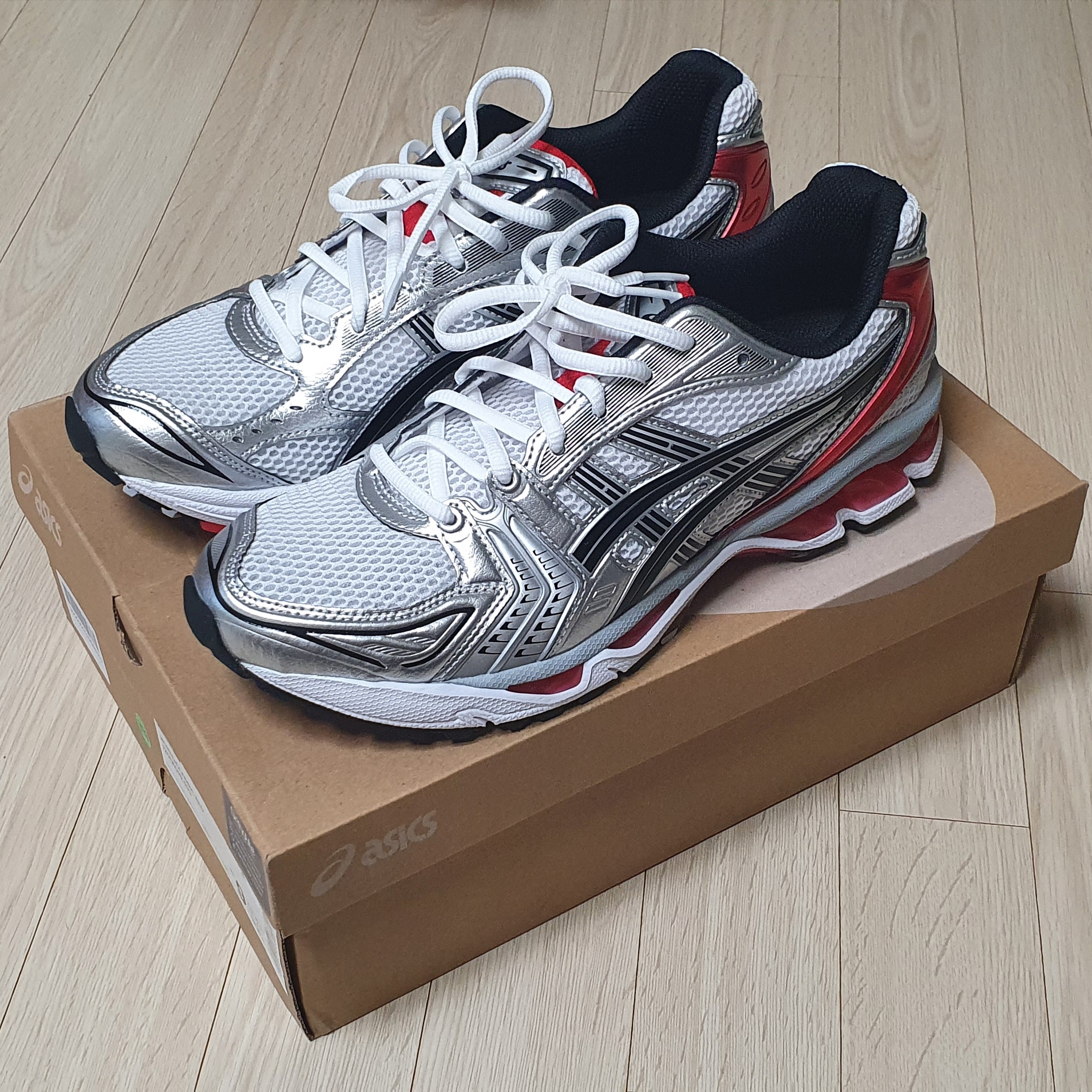 Asics Gel-Kayano 14 White Classic Red 착용 스타일