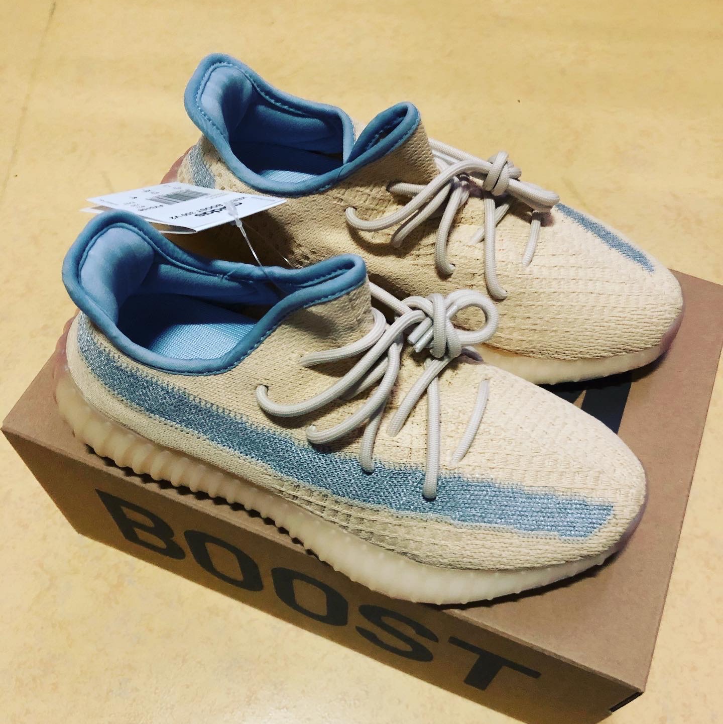 Adidas Yeezy Boost 350 V2 Linen 착용 스타일