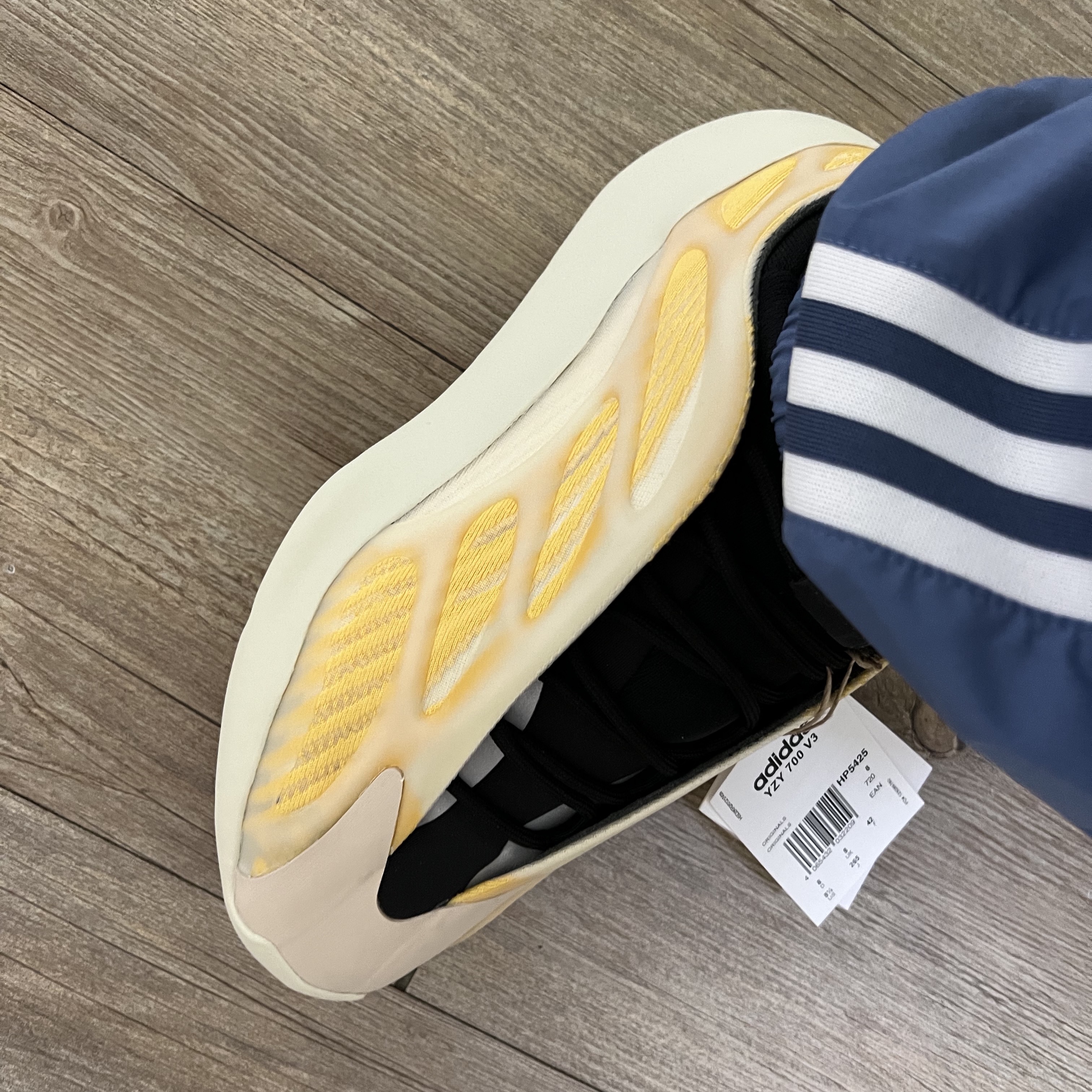 Adidas Yeezy 700 V3 Mono Safflower 착용 스타일 - 3