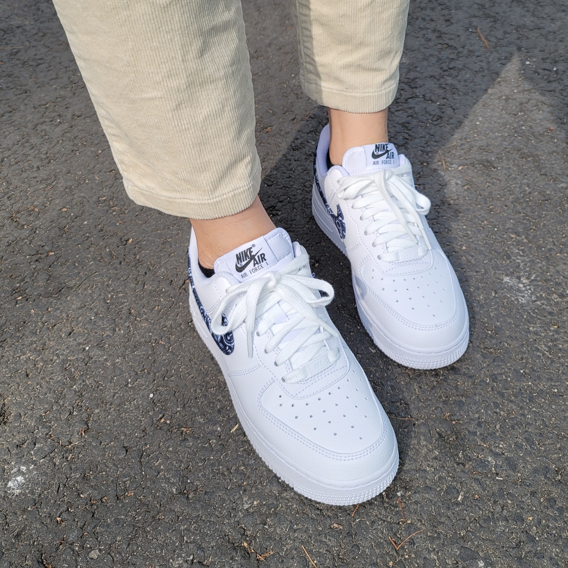 (W) Nike Air Force 1 '07 Essential Paisley Swoosh White Black 착용 스타일 - 1