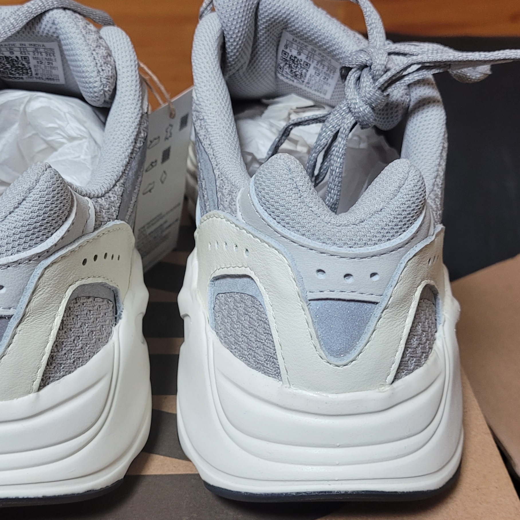 Adidas Yeezy Boost 700 V2 Static 2022 착용 스타일 - 2