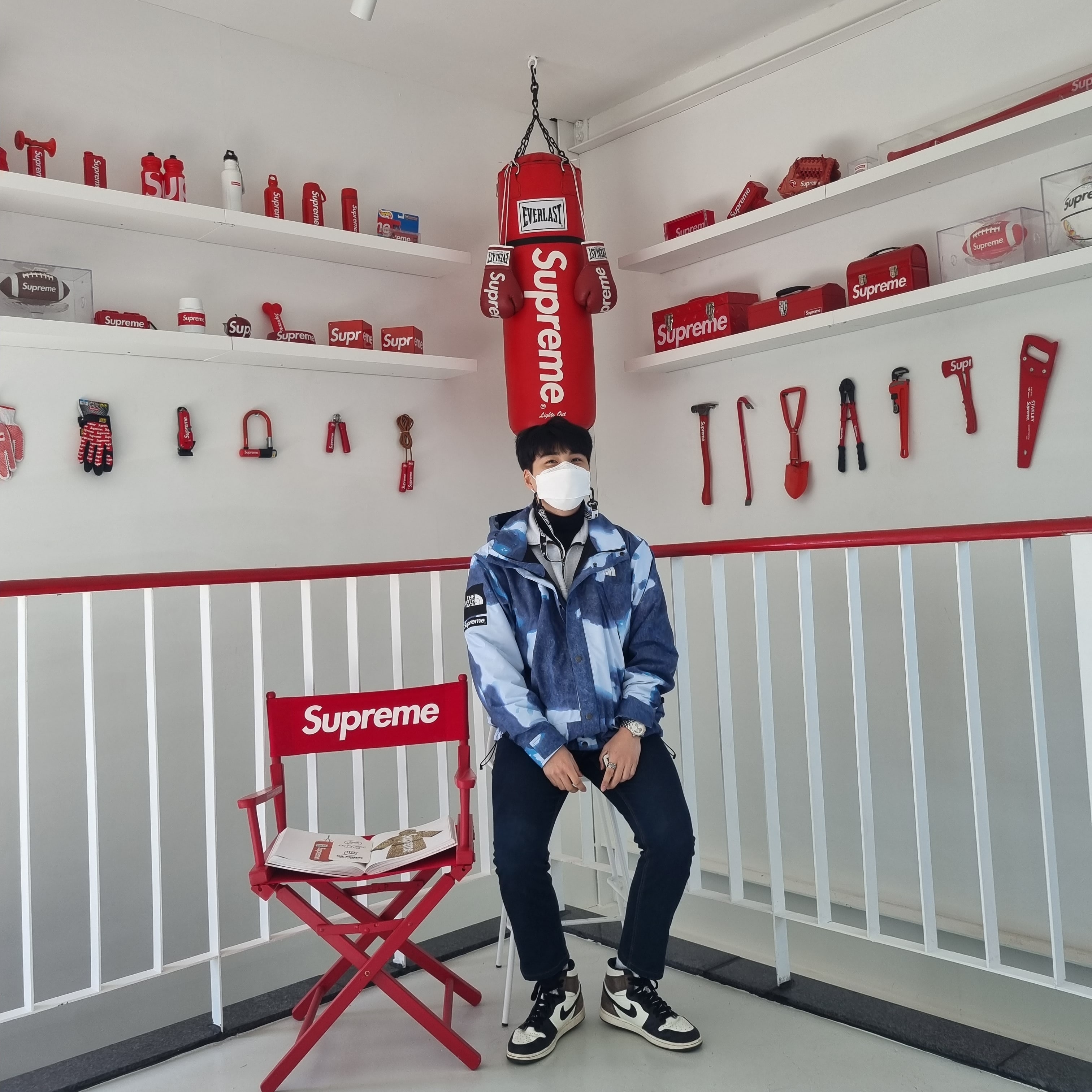 Jordan 1 Retro High OG Black Mocha, Supreme x The North Face Bleached Denim Print Mountain Jacket Indigo - 21FW 착용 스타일