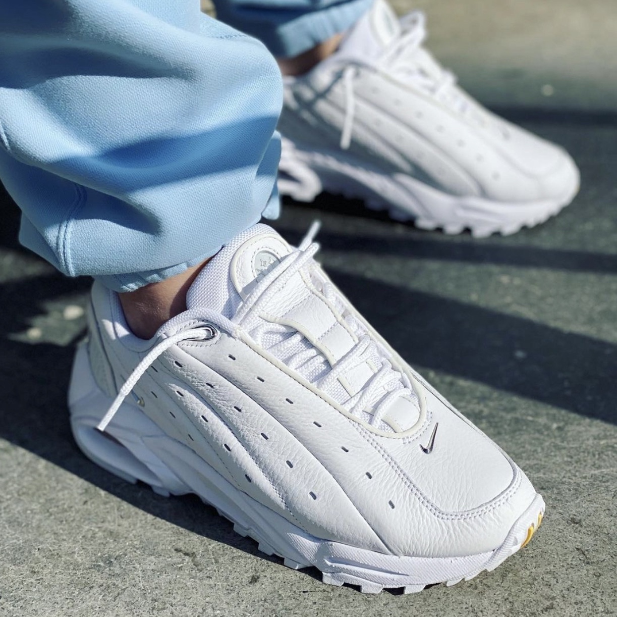 Nike x Drake Nocta Hot Step Air Terra Triple White 착용 스타일 - 1