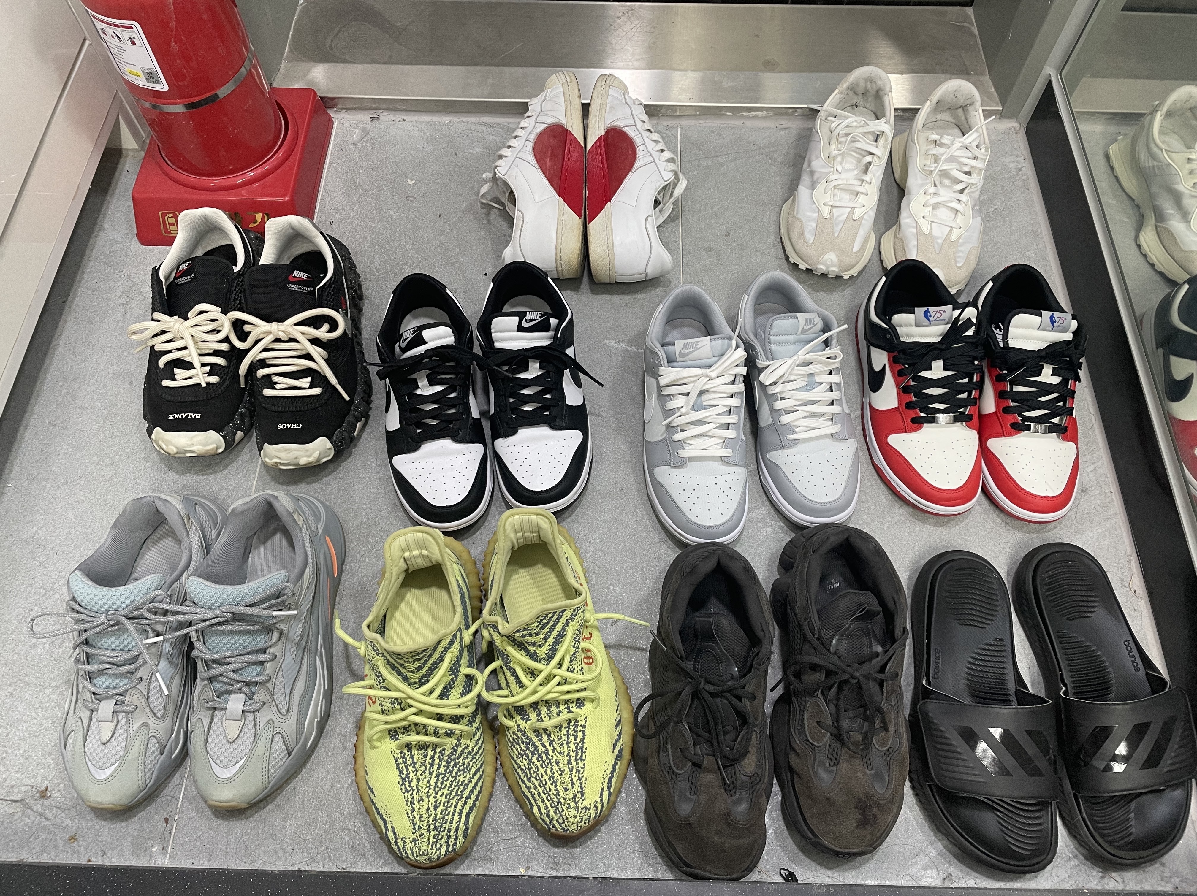Adidas Yeezy Boost 700 V2 Inertia, Adidas Yeezy Boost 350 V2 Semi Frozen Yellow 착용 스타일