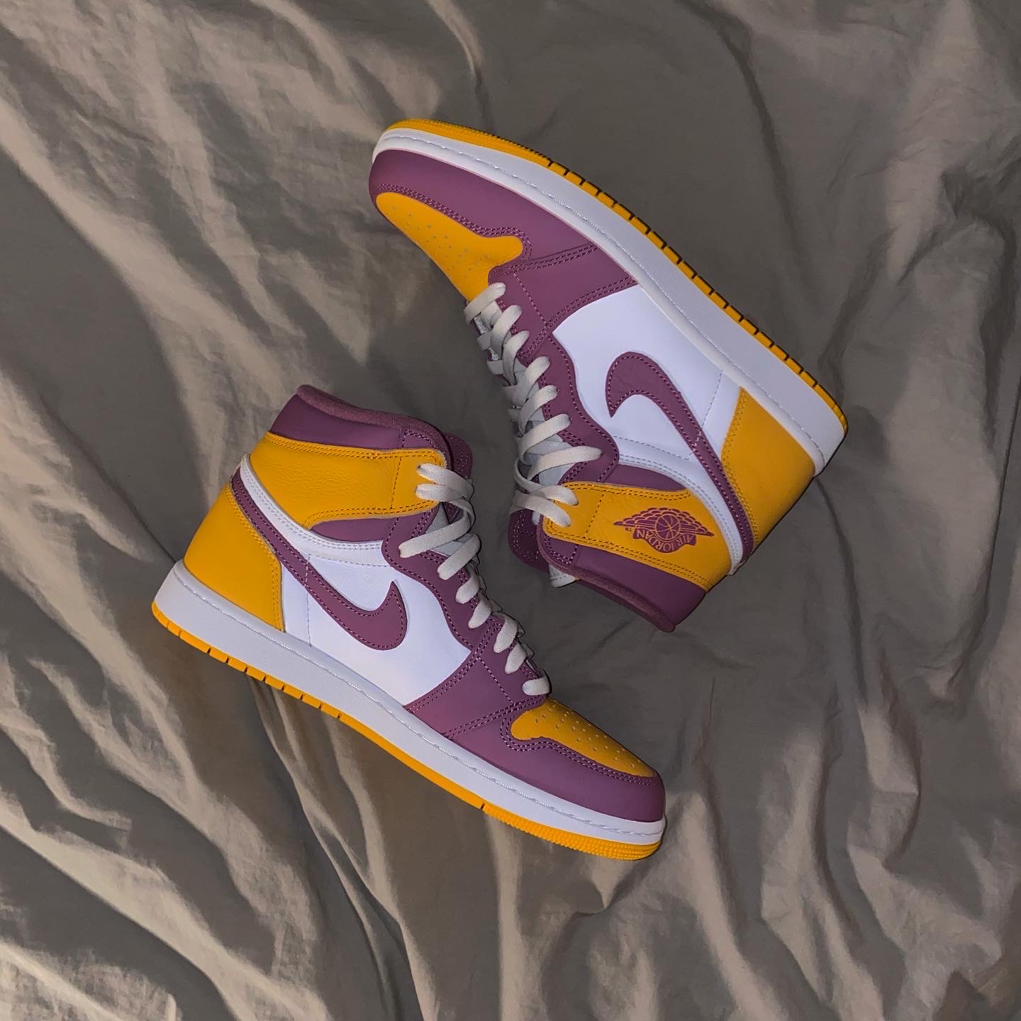 Jordan 1 Retro High OG University Gold Light Bordeaux 착용 스타일 - 3