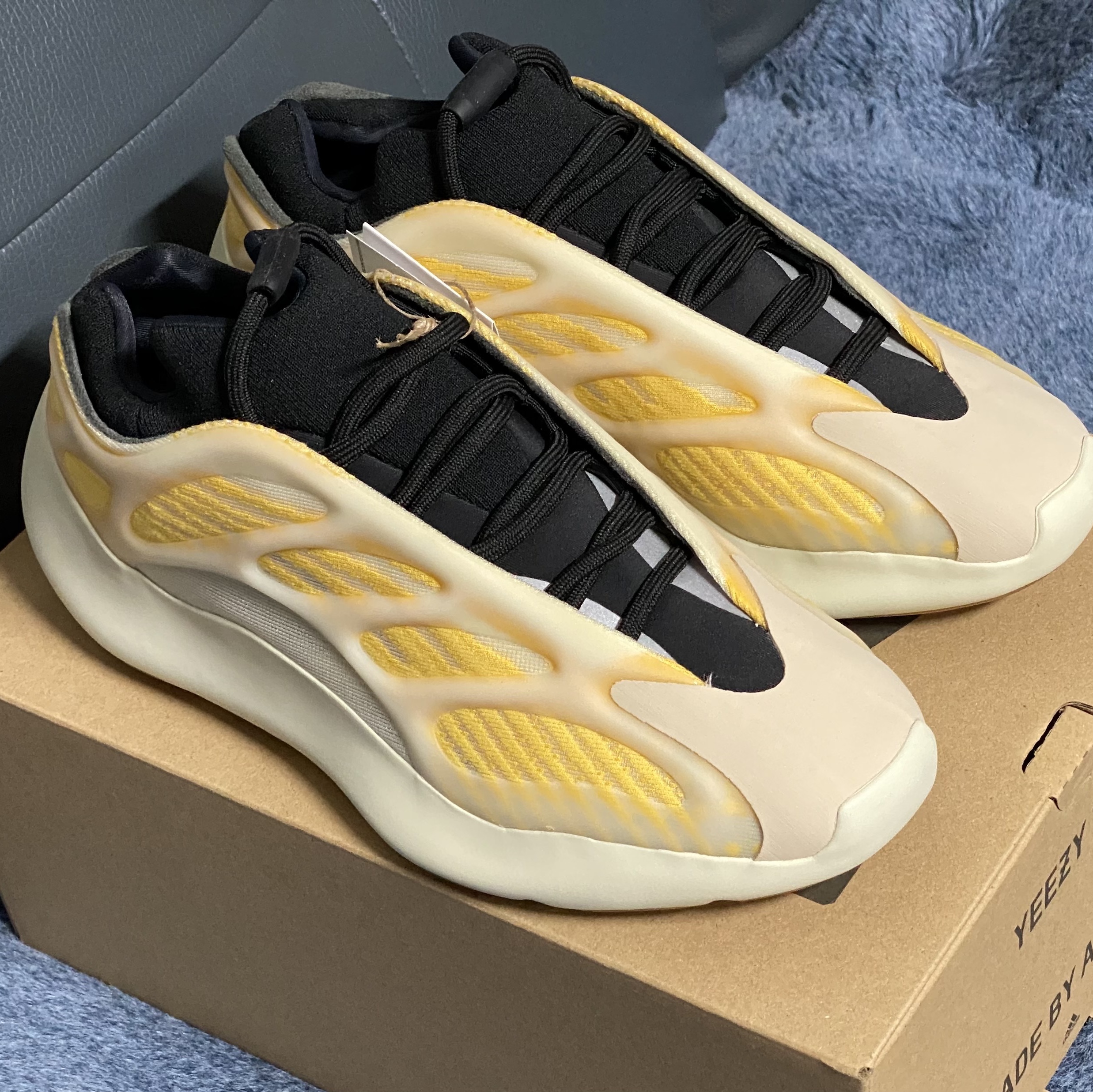 Adidas Yeezy 700 V3 Mono Safflower 착용 스타일 - 4