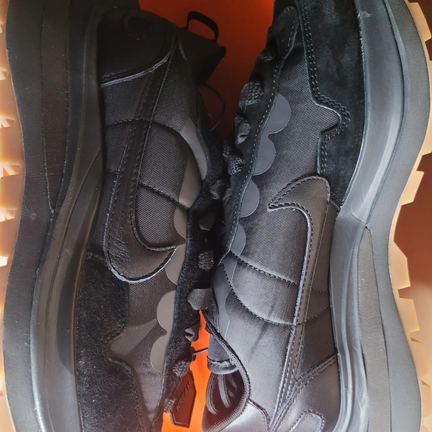 Nike x Sacai VaporWaffle Black and Gum 착용 스타일 - 3