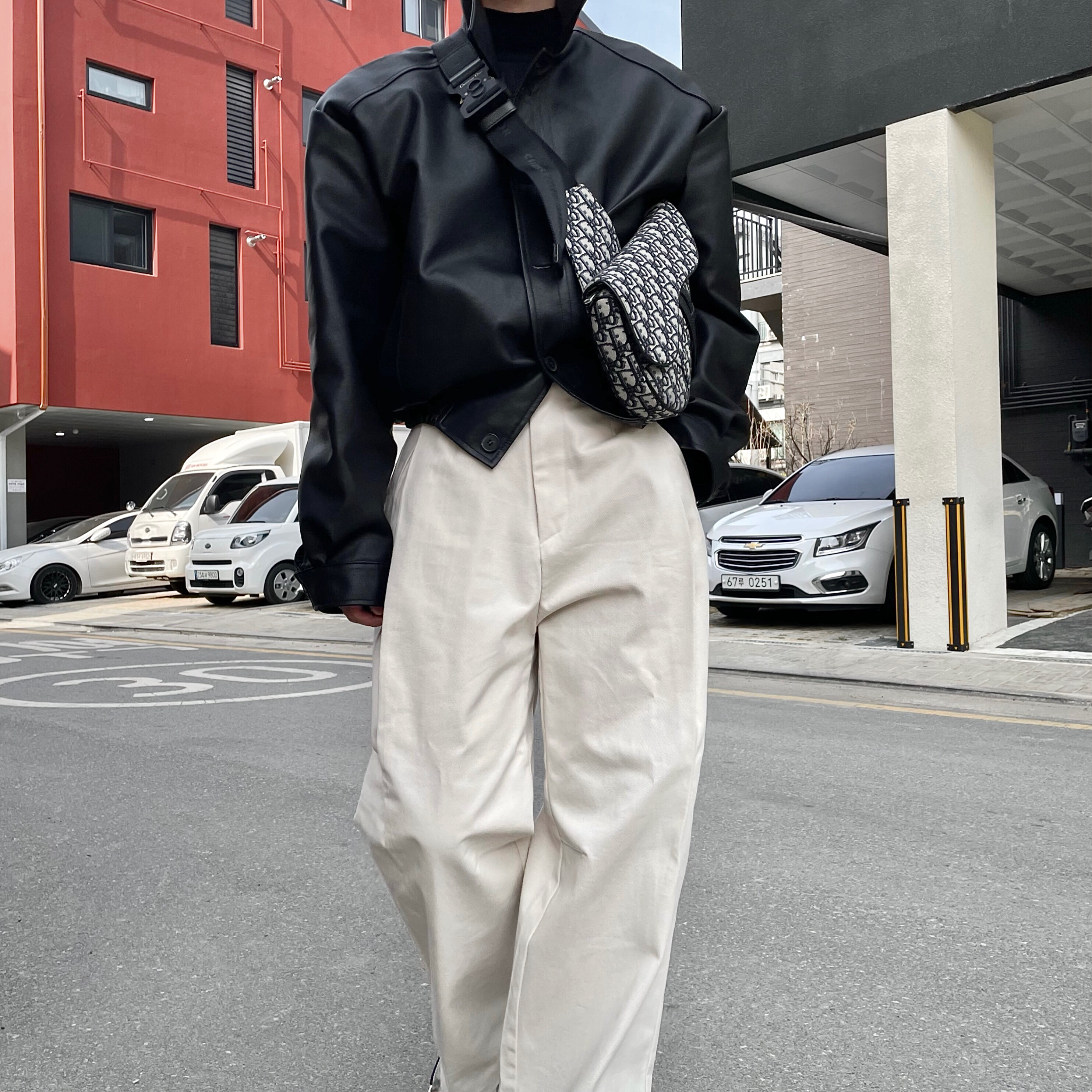 Dior B23 High Dior Oblique White & Black, Dior Saddle Bag Blue Dior Oblique Jacquard 착용 스타일 - 2