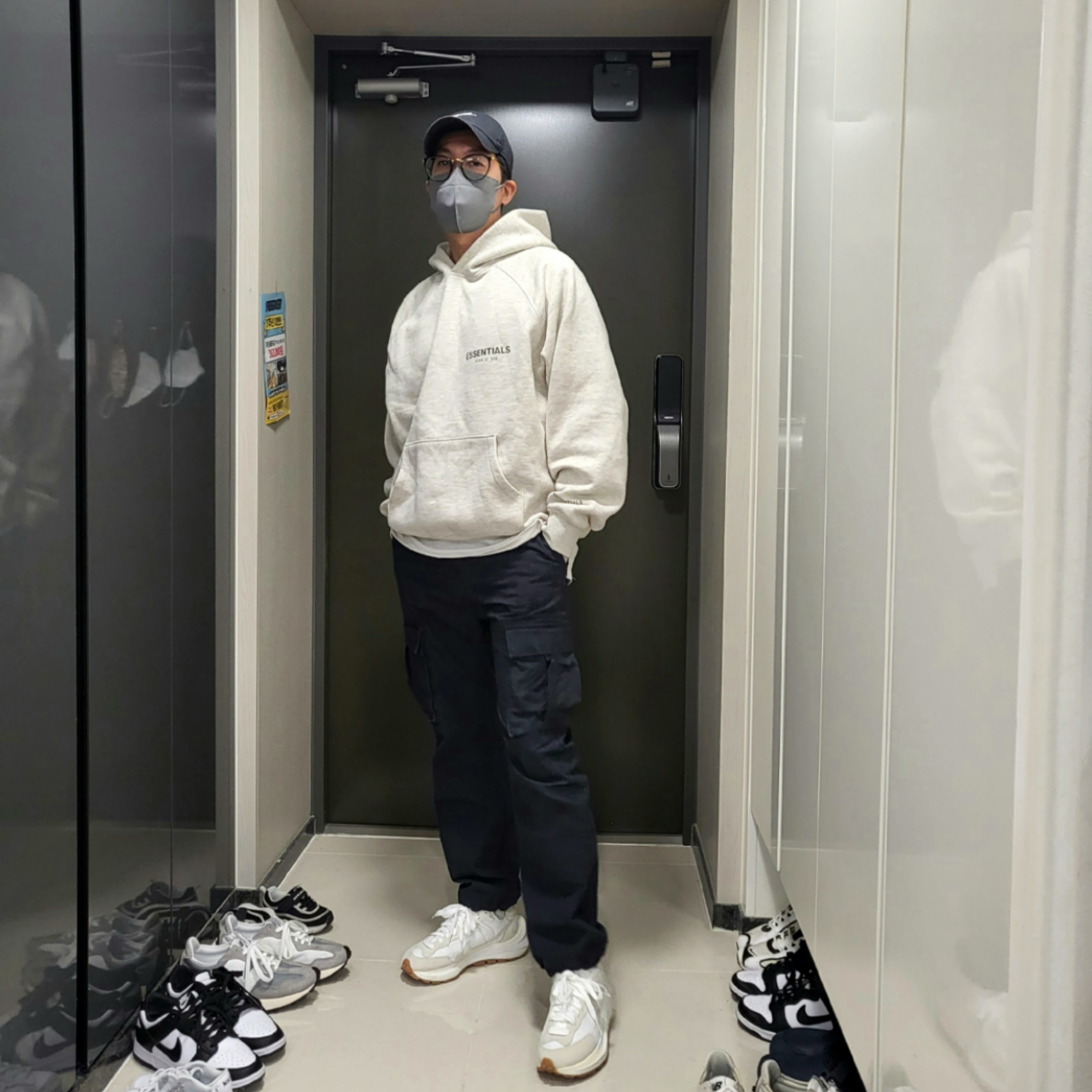 Essentials The Core Collection Pullover Hoodie Oatmeal, Nike x Sacai VaporWaffle White and Gum 착용 스타일