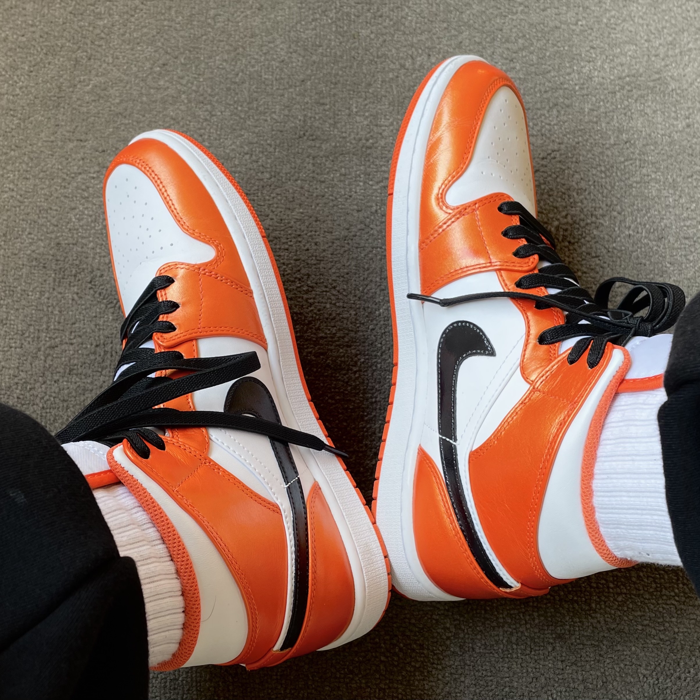 Jordan 1 Mid SE Electro Orange 착용 스타일 - 1