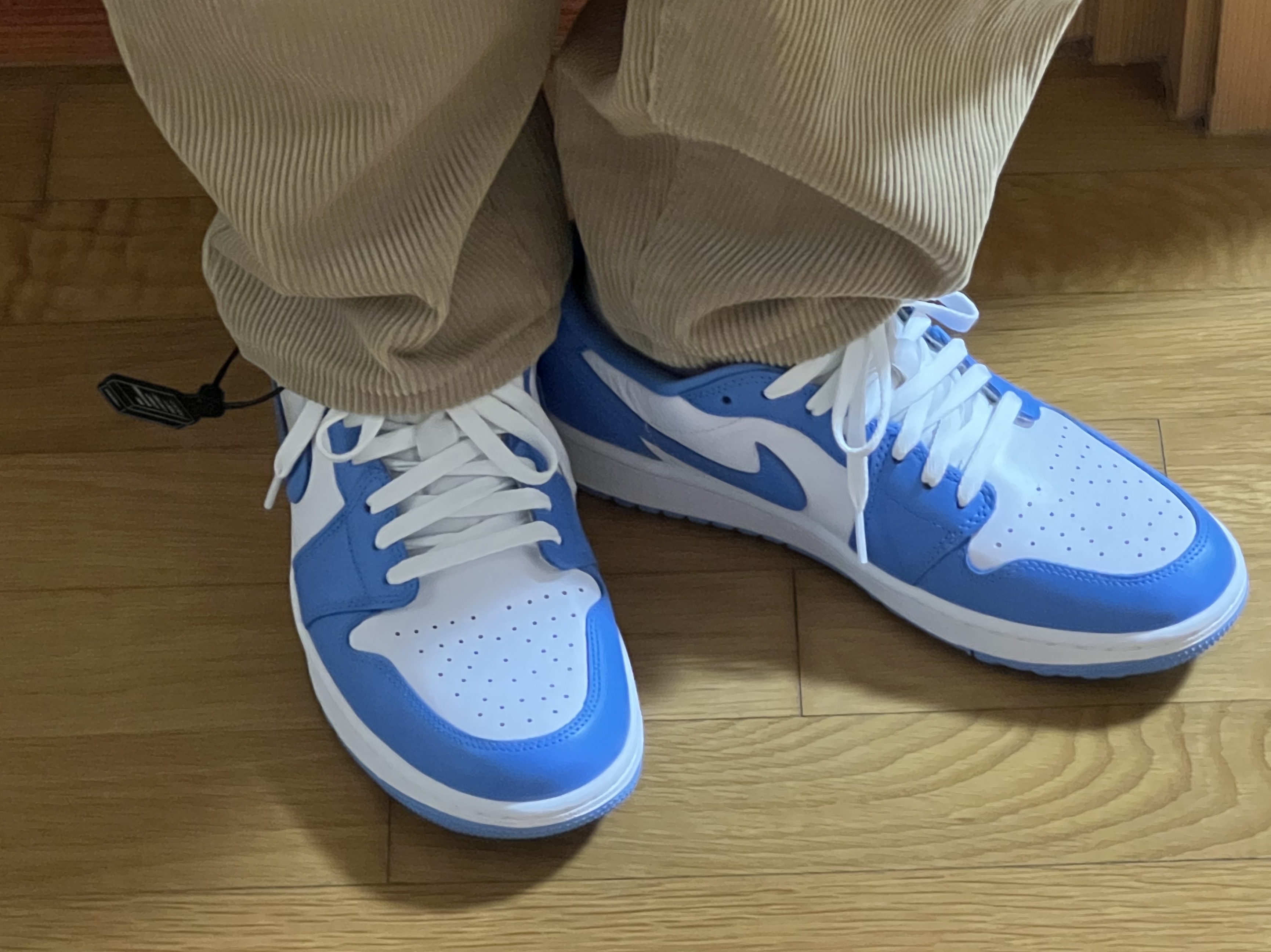 Jordan 1 Low Golf White and University Blue 착용 스타일 - 2