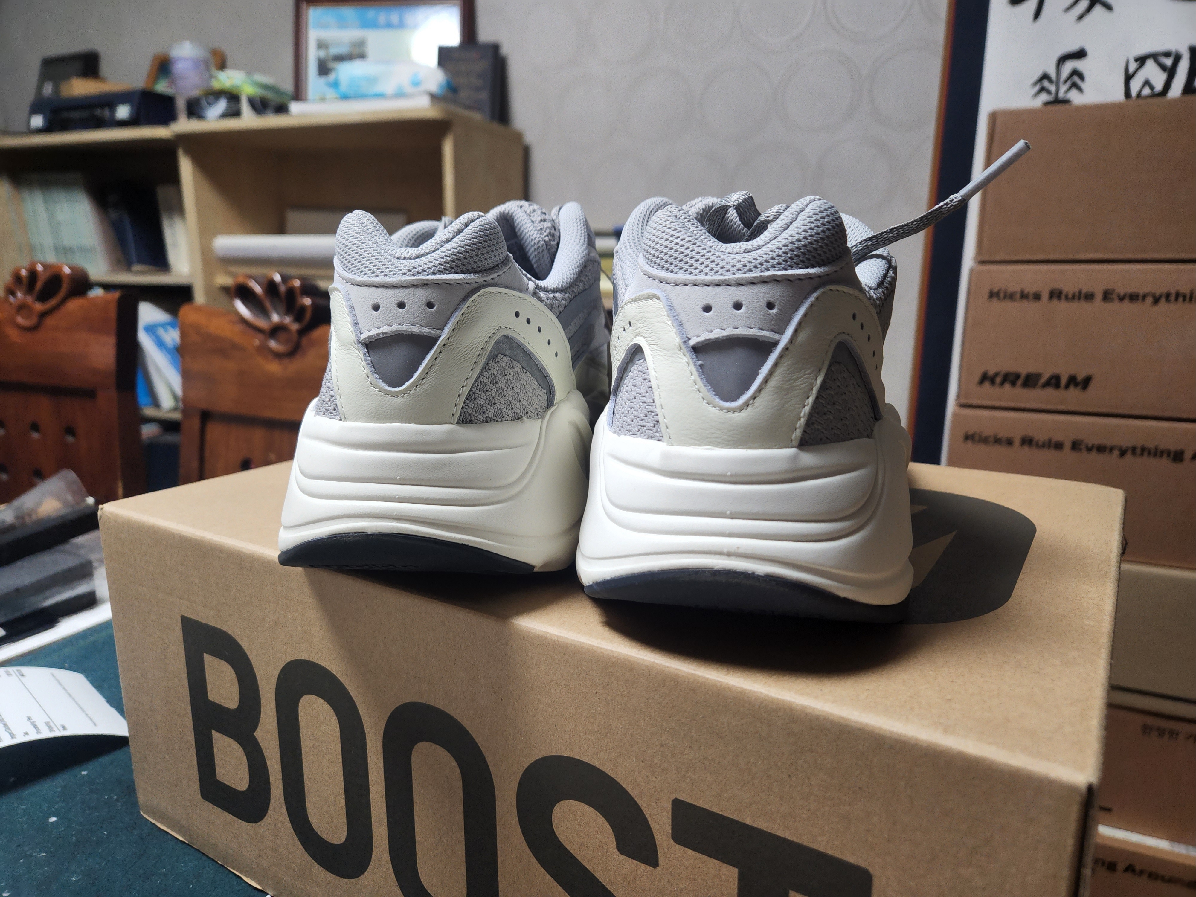 Adidas Yeezy Boost 700 V2 Static 2022 착용 스타일 - 2
