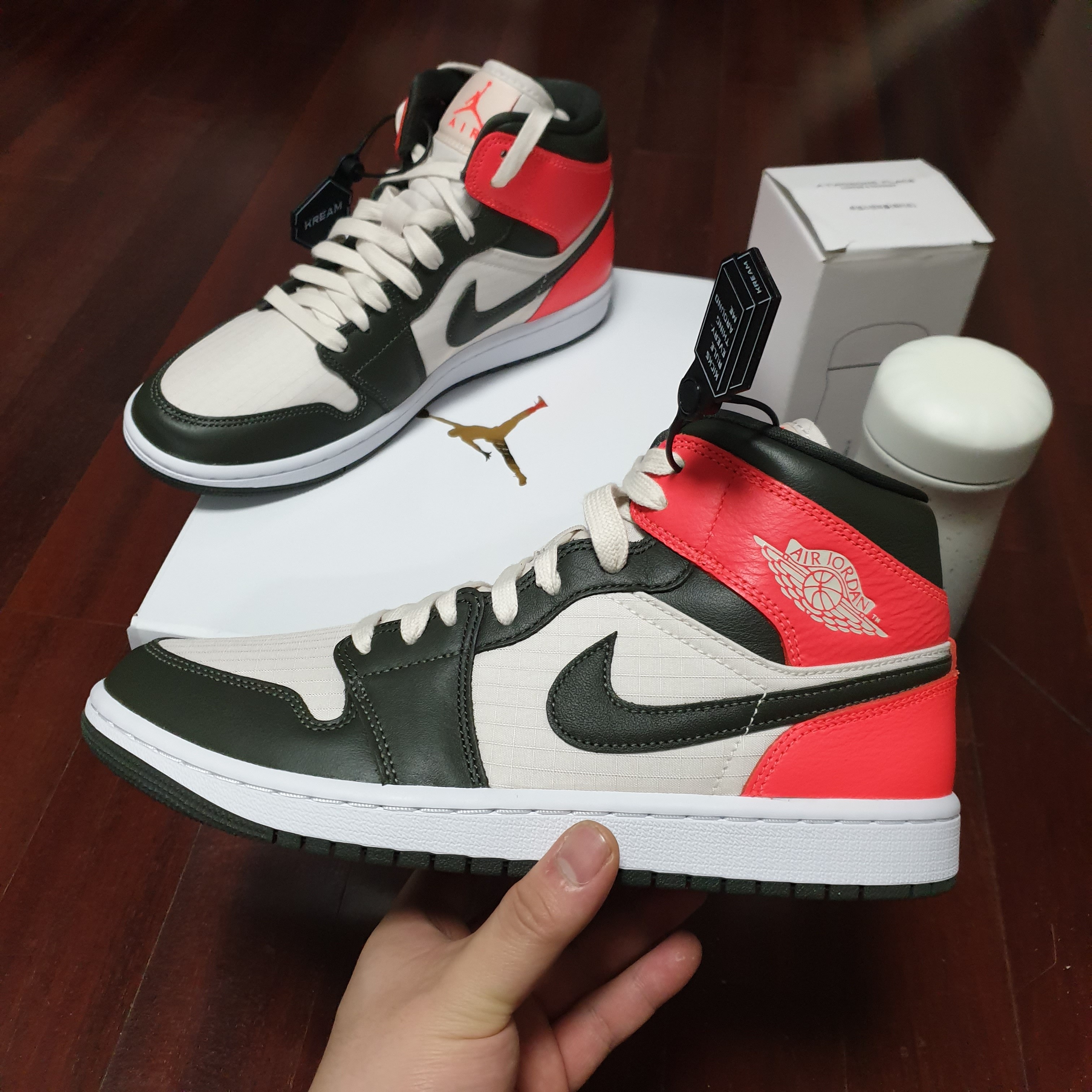 (W) Jordan 1 Mid SE Newsprint 착용 스타일 - 3