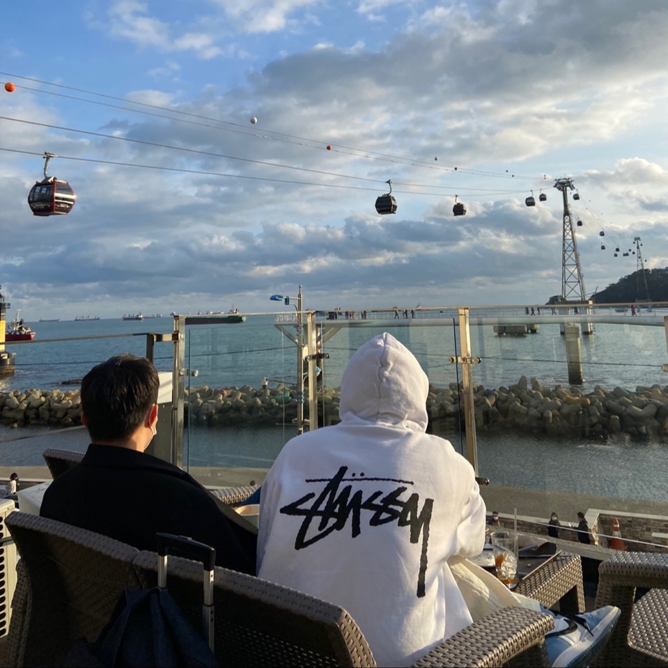 Stussy x Our Legacy Yin Yang Pig. Dyed Hood White, Jordan 1 Retro High OG University Blue 착용 스타일