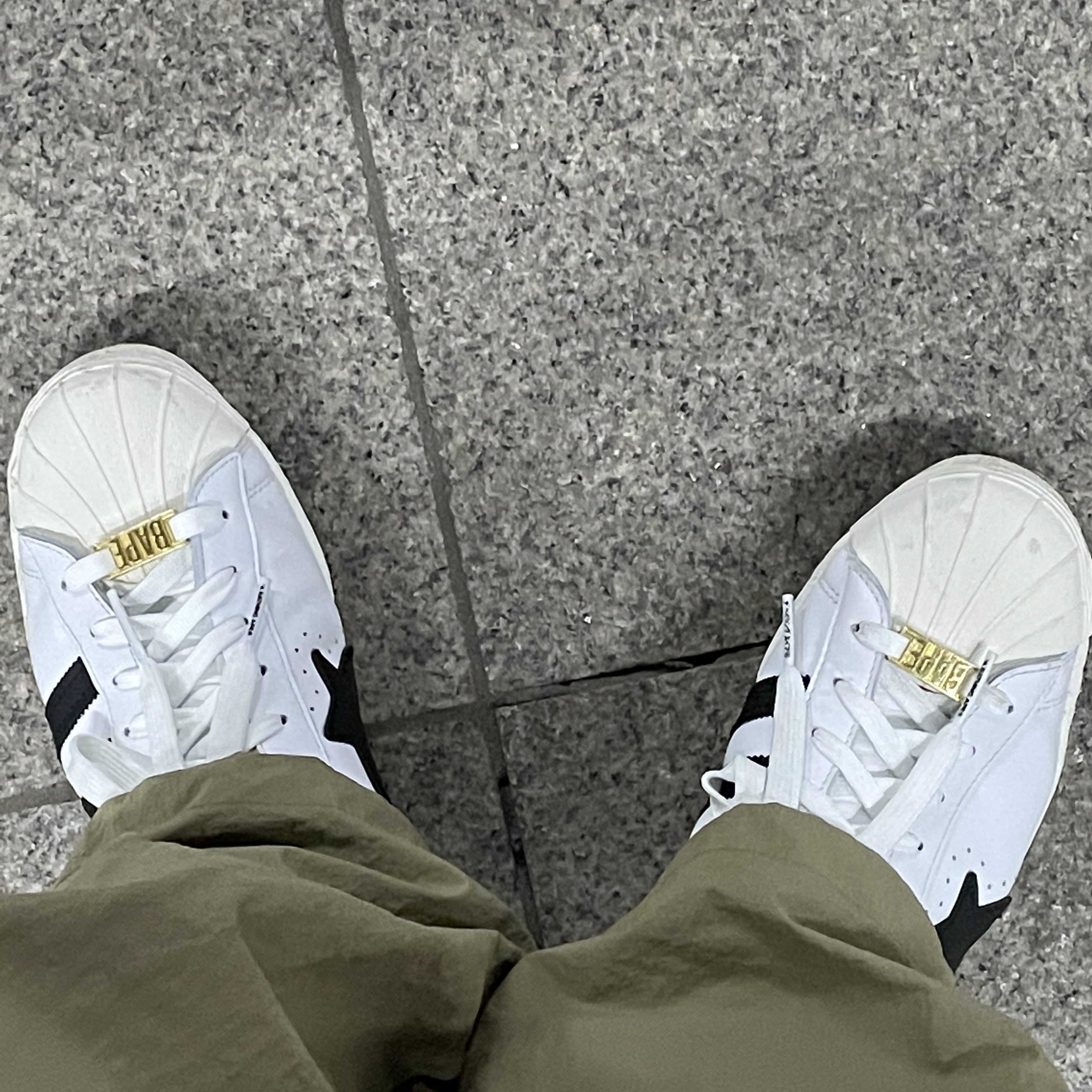 Adidas x BAPE Superstar 80s White Black, (W) Jordan 1 Mid Wolf Grey 착용 스타일 - 1