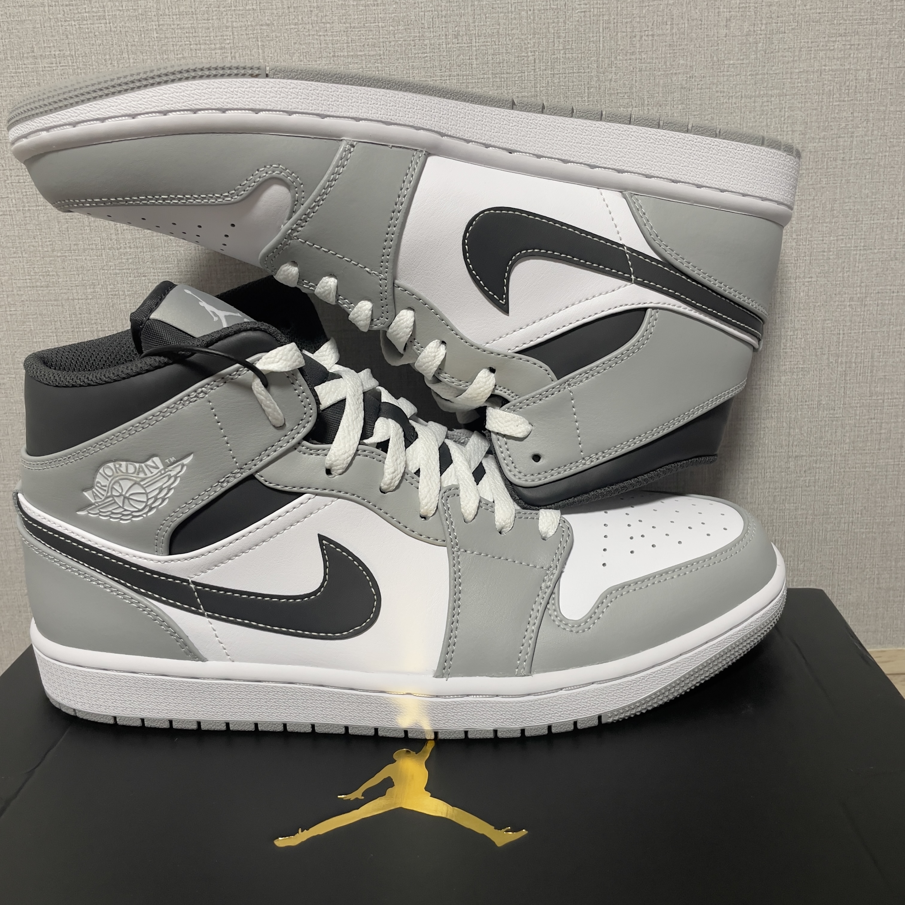 Jordan 1 Mid Light Smoke Grey Anthracite 착용 스타일 - 3