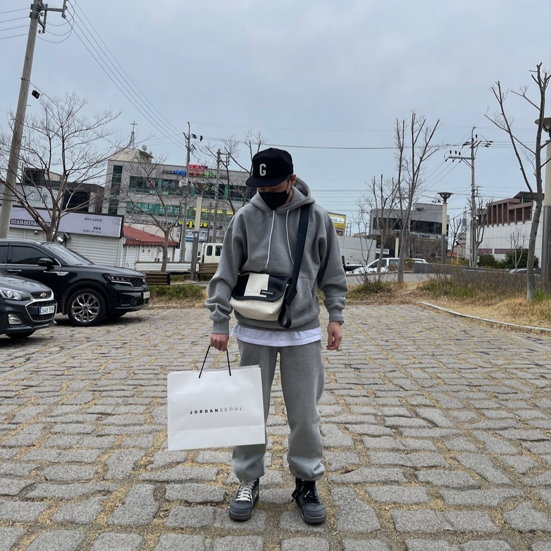 (W) Nike NRG Solo Swoosh Fleece Pants Dark Grey Heather - Asia, Jordan 5 x Off-White Retro SP Black Muslin 착용 스타일