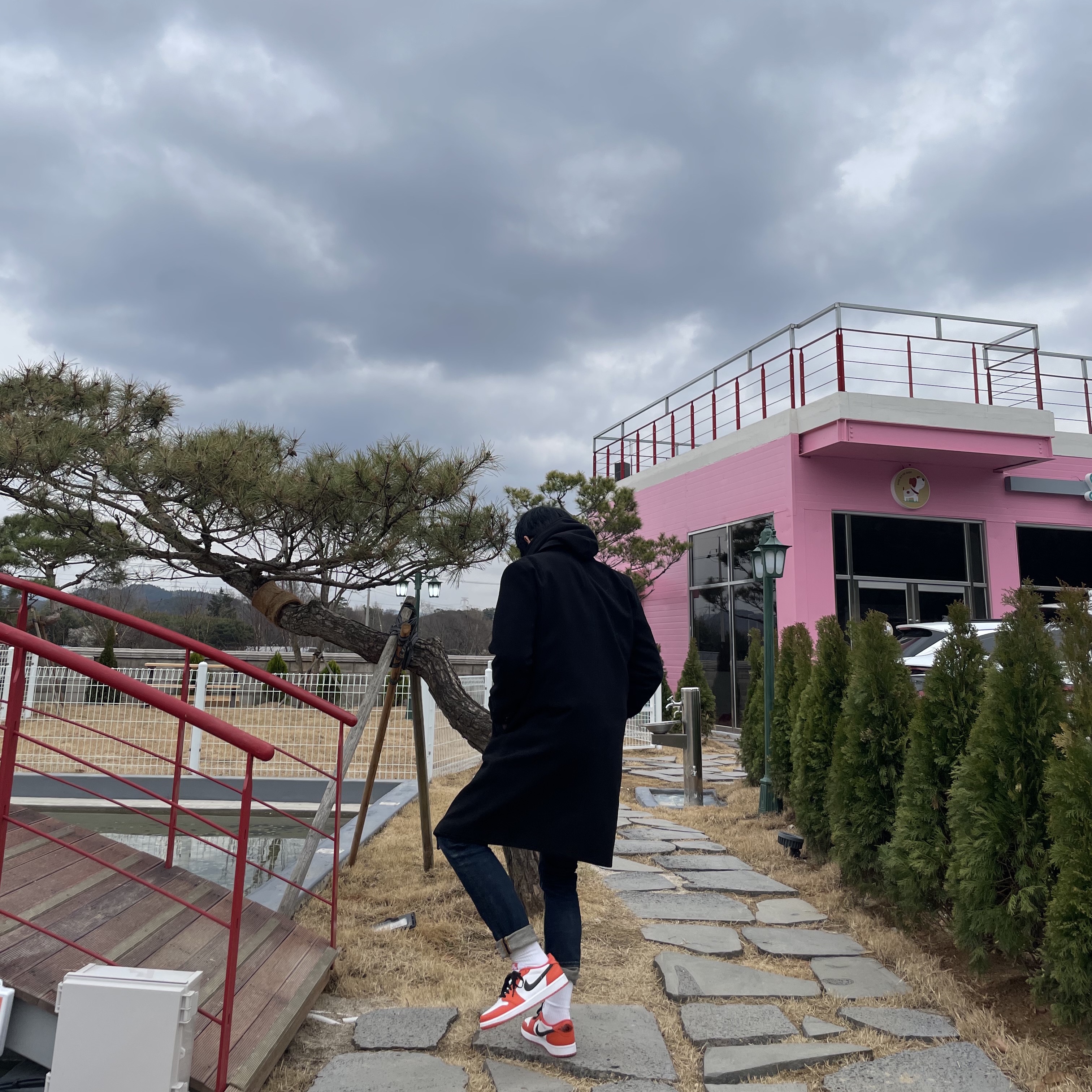 IAB Studio Hoodie Black White, Jordan 1 Low OG Starfish 착용 스타일 - 2