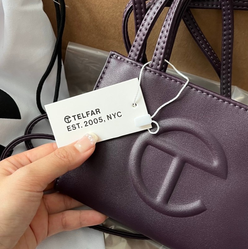 Telfar Small Shopping Bag Eggplant 착용 스타일 - 3