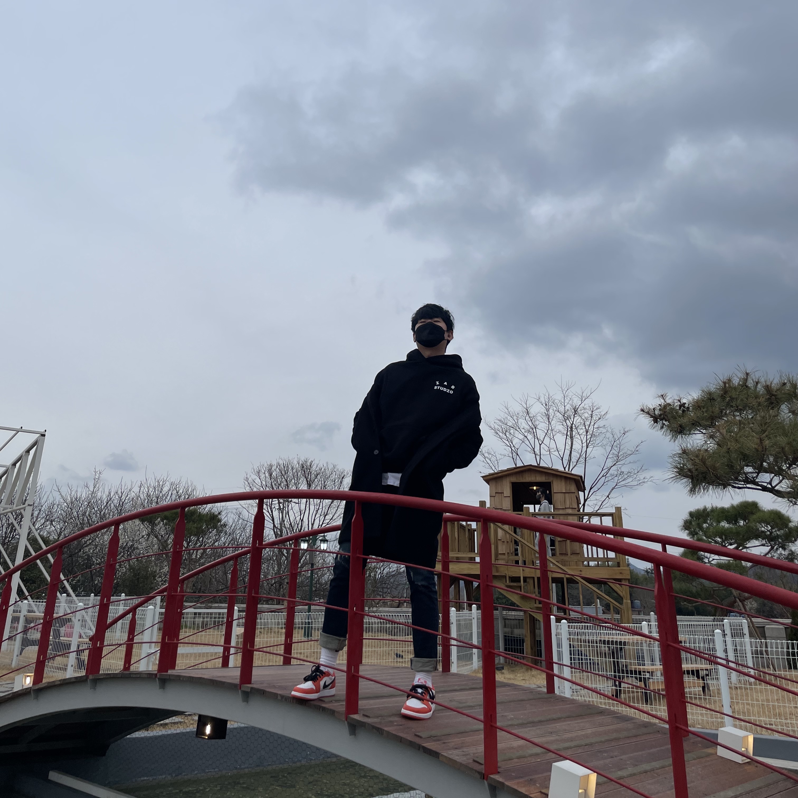 IAB Studio Hoodie Black White, Jordan 1 Low OG Starfish 착용 스타일 - 1