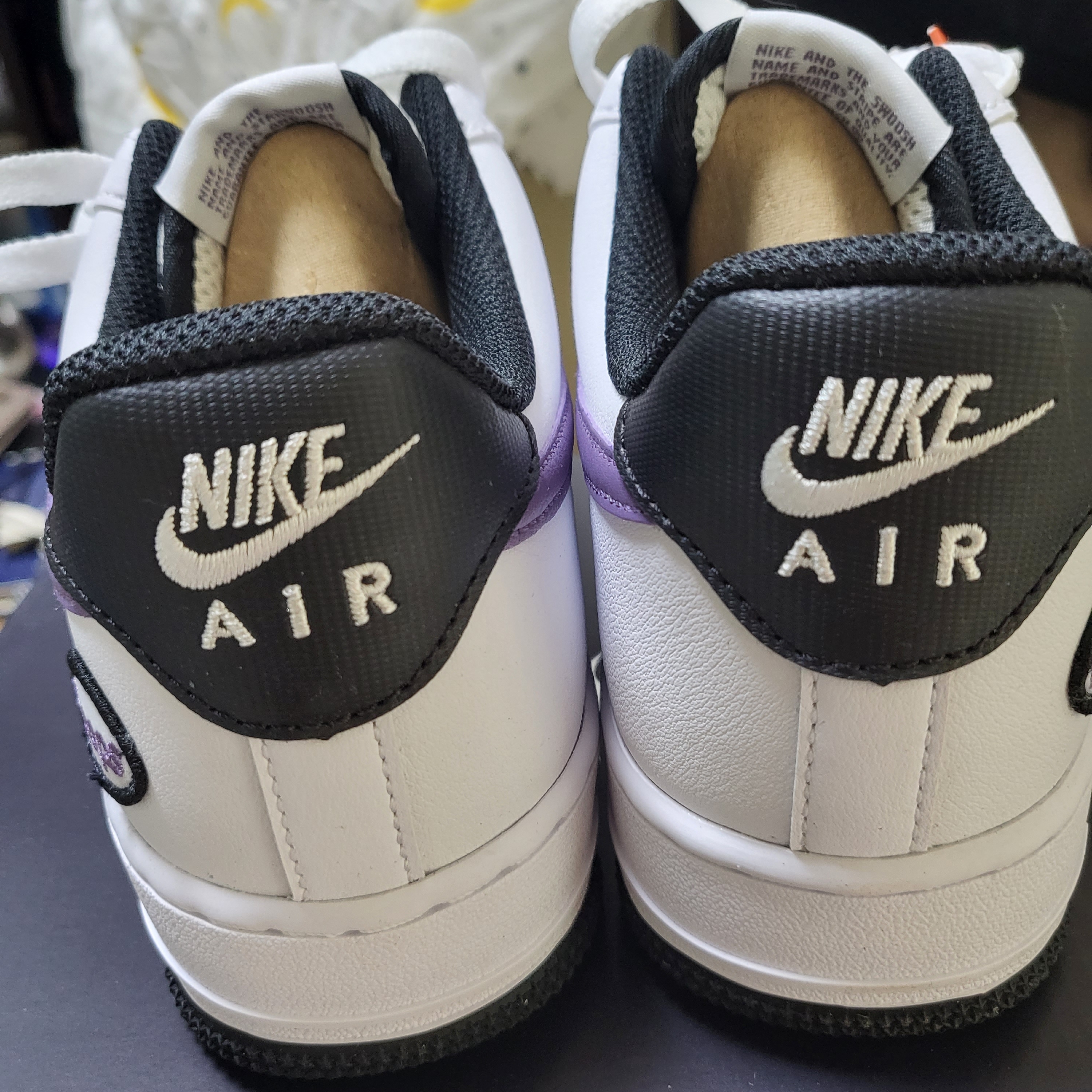 Nike Air Force 1 '07 LV8 Hoops White Canyon Purple 착용 스타일 - 2