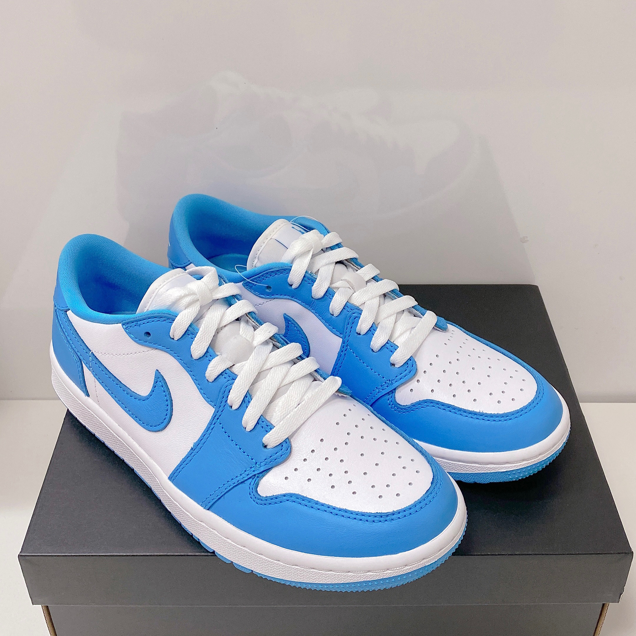 Jordan 1 Low Golf White and University Blue 착용 스타일 - 1
