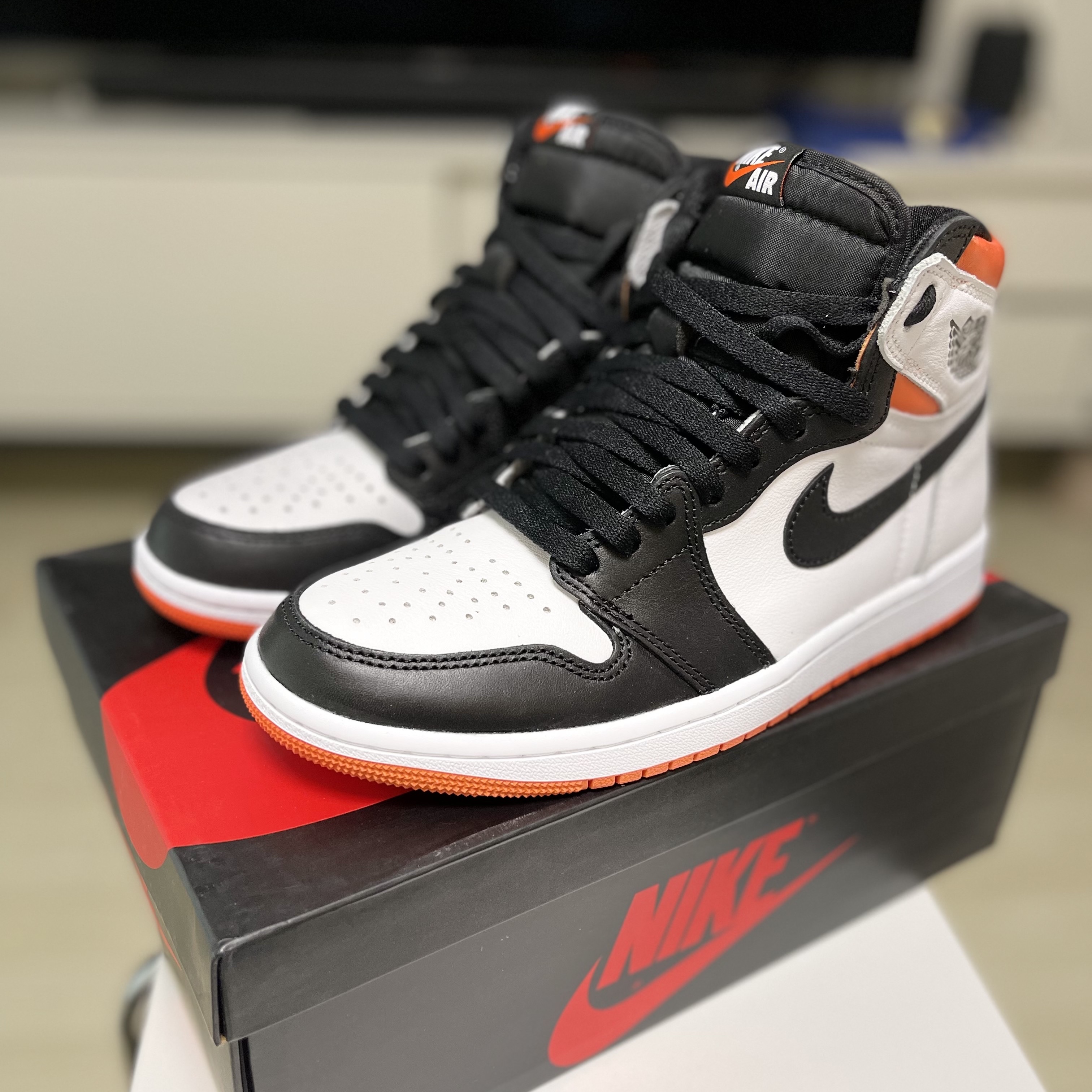 Jordan 1 Retro High OG Electro Orange 착용 스타일 - 4